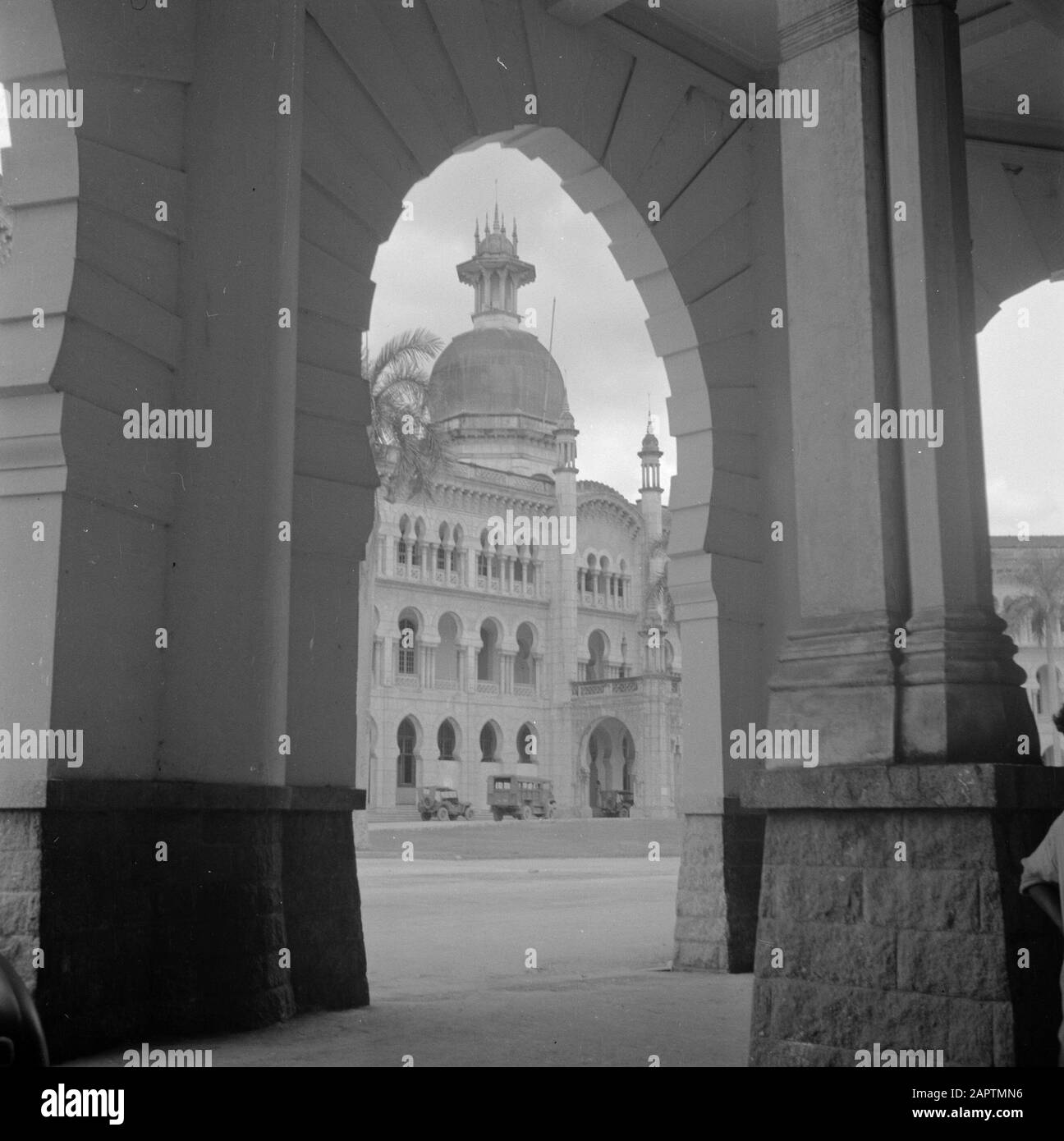 Guerra Volontarii a Malacca e Indonesia la costruzione della stazione a Kuala Lumpur Annotazione: Pubblicato in 'Guys of the Deed' con la didascalia: Di fronte alla stazione, la costruzione Del Controllo Del Movimento Data: 1946 posizione: Kuala Lumpur, Malacca, Malesia Parole Chiave: Edifici, stazioni Foto Stock