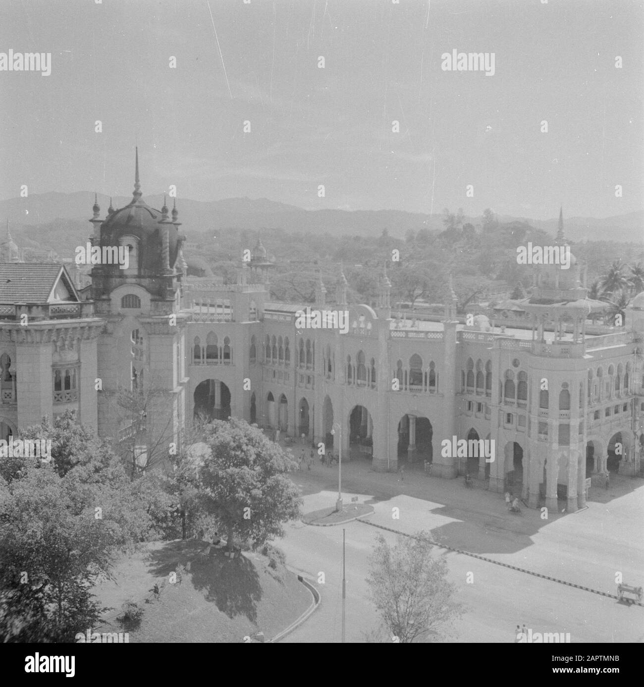 Volontari di guerra a Malacca e Indonesia la costruzione della stazione a Kuala Lumpur Annotazione: Pubblicato in 'Guys of the Deed' con la didascalia: Kuala Lumpur, la capitale dei quattro stati federali Malay a Malacca. In primo piano la costruzione della stazione Data: 1946 posizione: Kuala Lumpur, Malacca, Malesia Parole Chiave: Stazioni Foto Stock