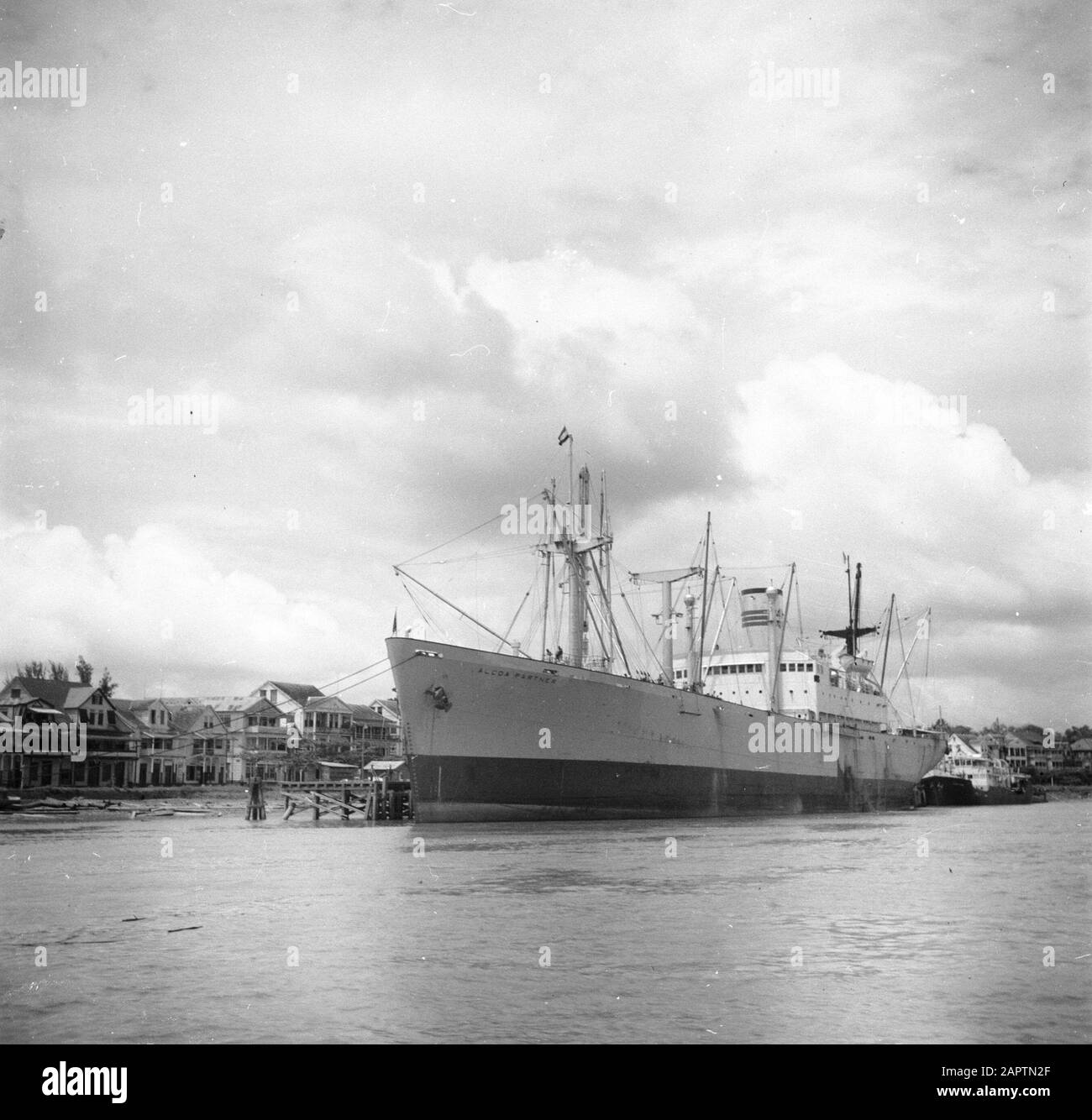 Viaggio in Suriname e Antille Olandesi la nave da carico Alcoa nel porto di Paramaribo Data: 1947 Località: Paramaribo, Suriname Parole Chiave: Porti, fiumi, navi Foto Stock