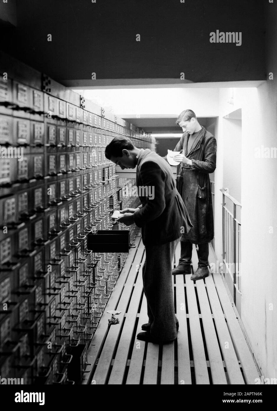 Roma: Atelier di mosaico pontificio in Città del Vaticano Cerca le pietre necessarie Data: Dicembre 1937 Località: Italia, Roma, Città del Vaticano Parole Chiave: Ateliers, artisti visivi, mosaici, arte religiosa Foto Stock