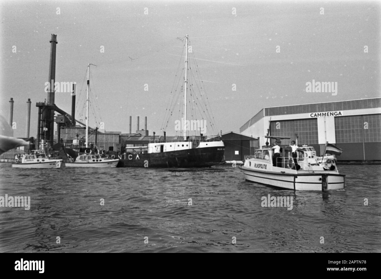 Il sequestro della nave di radio Veronica nel porto di Amsterdam La nave di Veronica è racchiusa dalle barche della polizia Nazionale Data: 11 Agosto 1975 Località: Amsterdam, Noord-Holland Parole Chiave: Porti, polizia, navi, canali Nome dell'istituzione: Radio Veronica, polizia di Stato Foto Stock