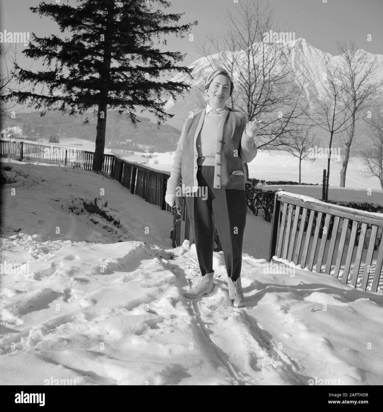 Inverno in Tirolo Hilde Eschen pone nella neve con sullo sfondo le montagne di Karwendel Data: Gennaio 1960 Località: Austria, Siriani, Tirolo Parole Chiave: Montagne, paesaggi, neve, vacanze, escursioni, inverno Nome personale: Echen, Hilde Foto Stock