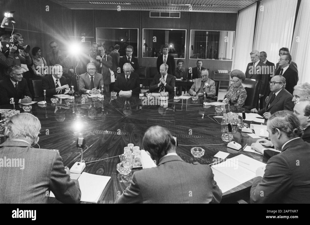 HM and Prins Bernhard Visit EC a Bruxelles; Jenkins, Segretario di Stato Koopmans, 2nd da sinistra Vredeling Data: 5 ottobre 1977 luogo: Bruxelles Parole Chiave: Queens Nome personale: Bernhard ( Prince Netherlands), Jenkins Foto Stock