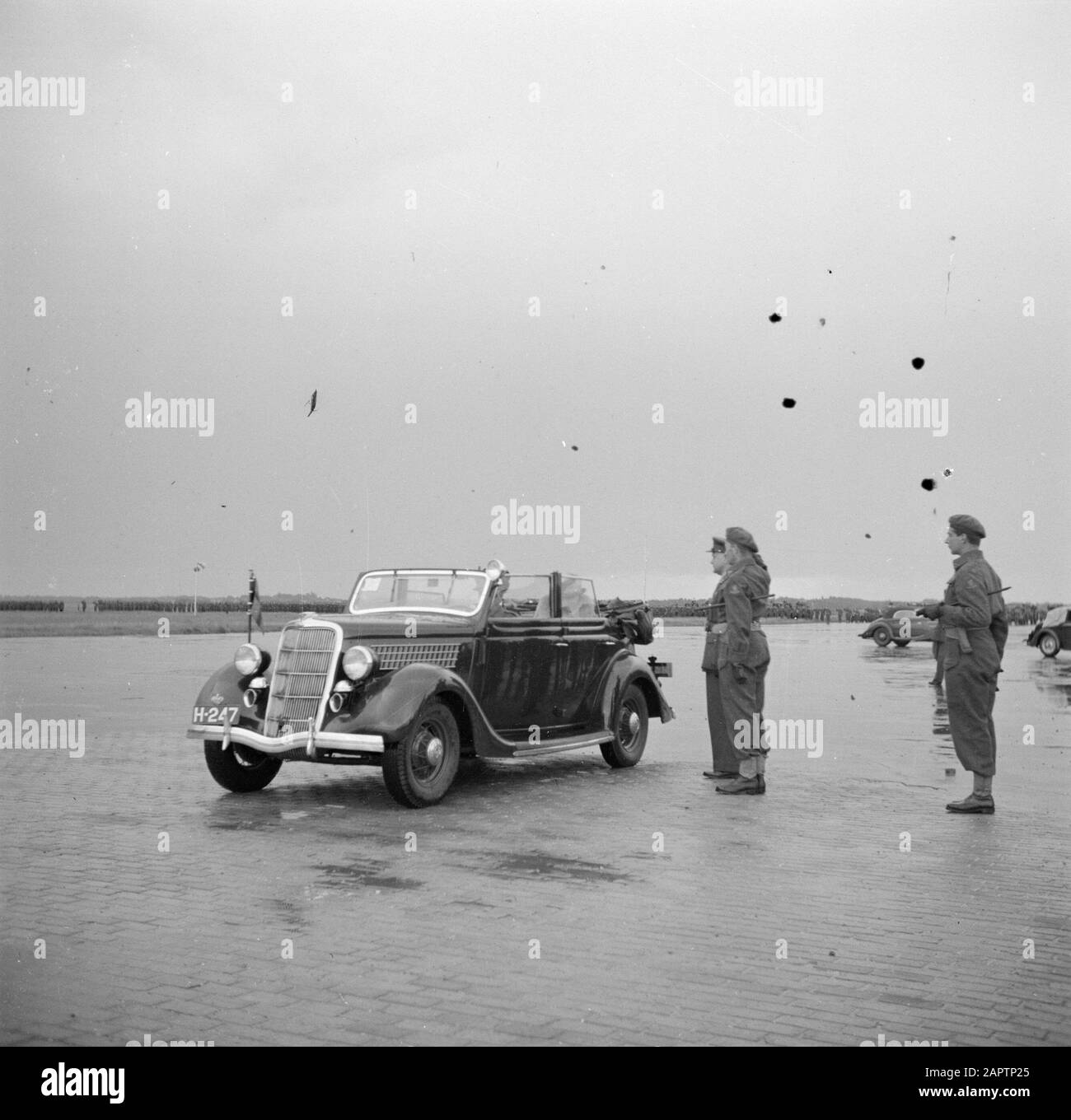 Premio Dell'Ordine militare di Guglielmo e altri premi della Regina Wilhelmina alla presenza degli altri membri della famiglia reale a Soesterberg Air base Court CAR con la Regina Wilhelmina Data: 20 giugno 1946 luogo: Soest, Utrecht (provincia) Parole Chiave: Automobili, regine, casa reale, premi Nome personale: Wilhelmina (Regina Olanda) Nome dell'istituzione: Military Willemorder Foto Stock