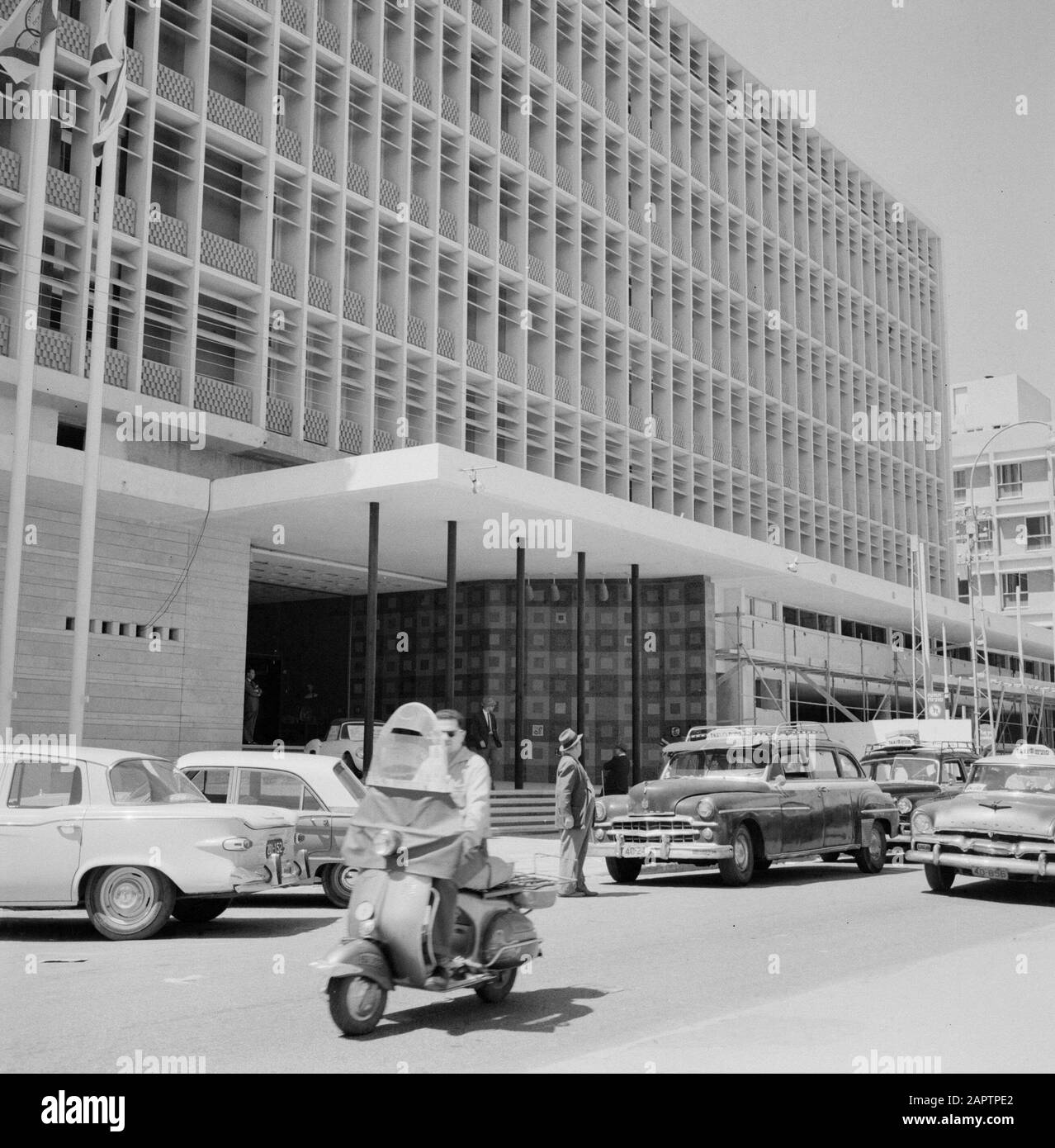 Israele 1964-1965: Tel Aviv, infrastruttura moderna e architettura Hotel Annotazione: Architettura moderna emerse più tardi in Israele Data: 1964 Località: Israele, Tel Aviv Parole Chiave: Automobili, ciclomotori, ecc. edifici, alberghi Foto Stock