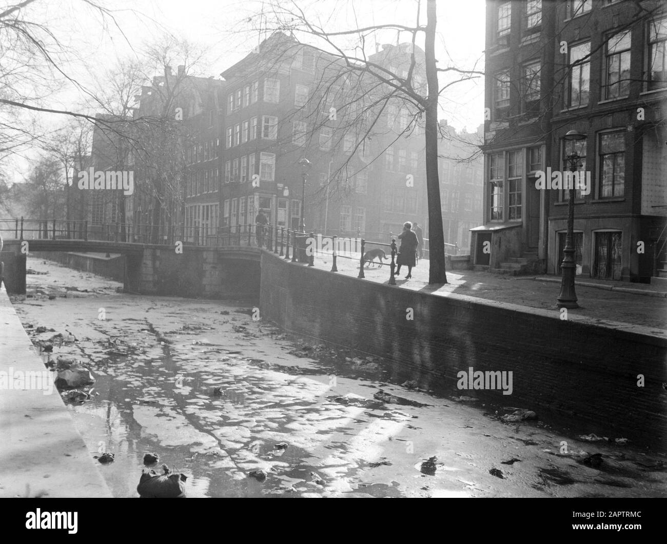 Reportage Amsterdam Ice on the Rechtboomsloot in Amsterdam Data: 1933 posizione: Amsterdam, Noord-Holland Parole Chiave: Canali, case dei canali, ghiaccio, banchine, città, inverno Foto Stock