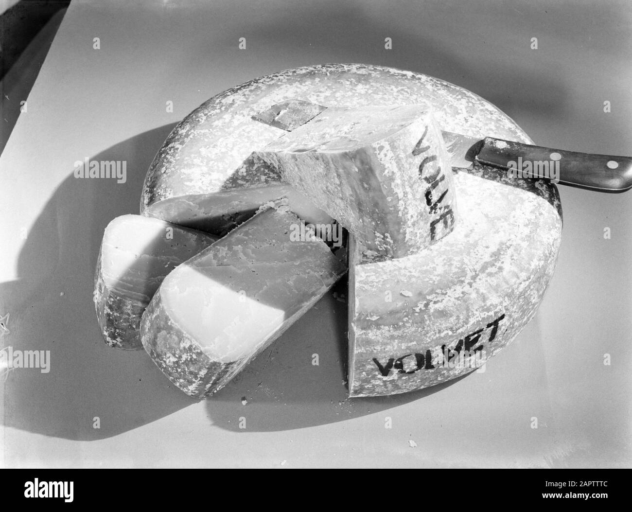 Pubblicità fotografia taglio vecchio formaggio Data: 1933 Parole Chiave: Taglio, formaggio, coltelli Foto Stock