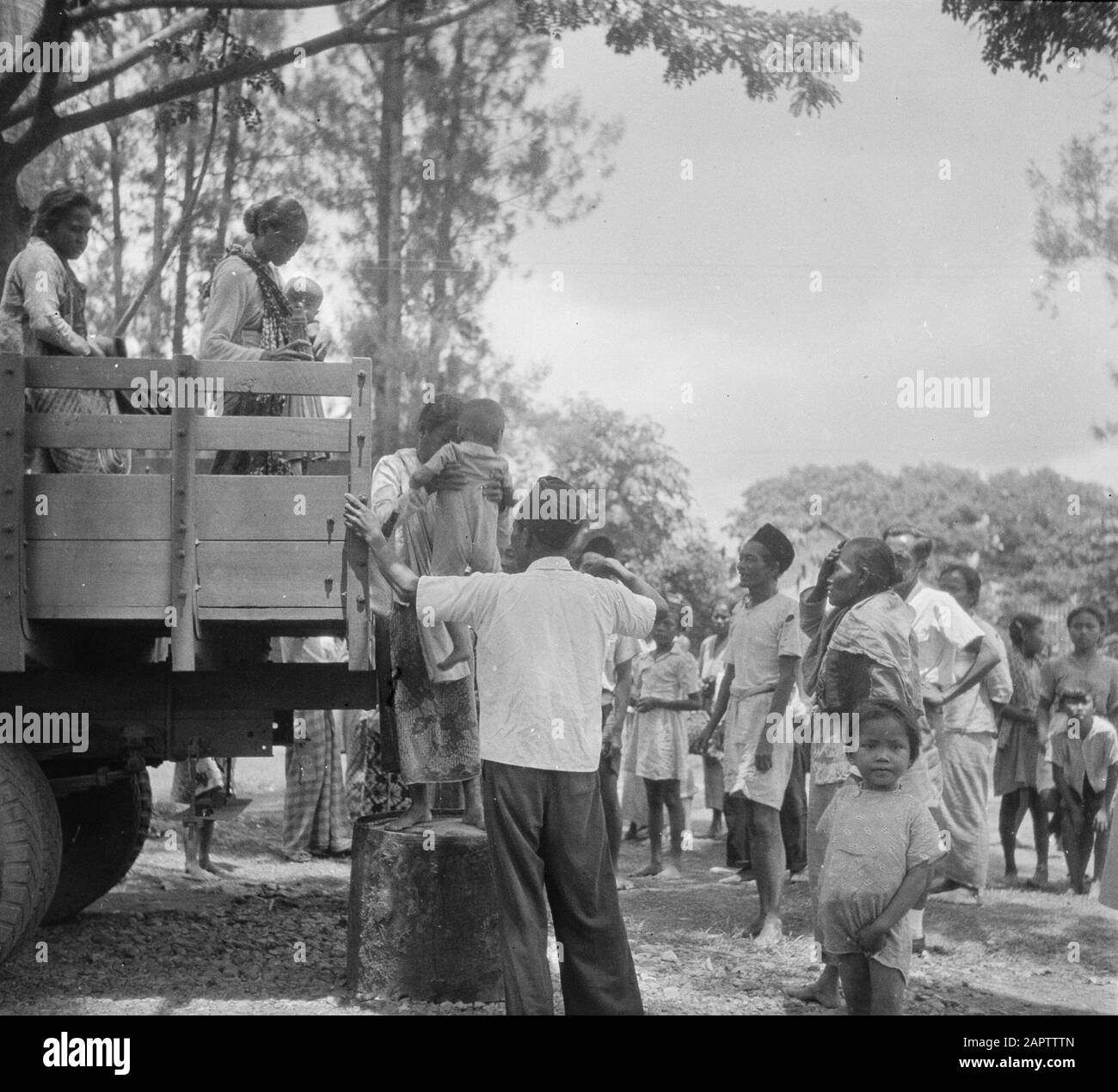 Modjokerto Nel centro di evacuazione di Modjokerto, circa 1000 persone sono registrate e vaccinate al giorno. Poi proseguiranno per Surabaya e Krian. Data: Febbraio 1949 Luogo: Indonesia, Indie Orientali Olandesi Foto Stock