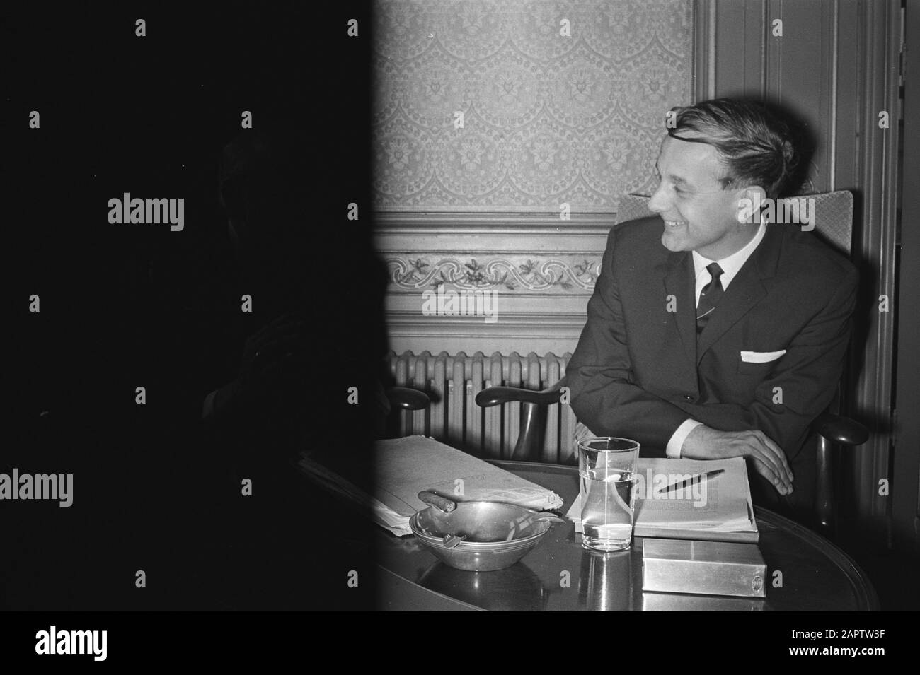 Informateur Prof. Steenkamp riceve i leader di gruppo nella costruzione di Eerst Kamer, l'Aia, Prof. Steenkamp Informateur Steenkamp Data: 17 maggio 1971 Località: L'Aia, Zuid-Holland Parole Chiave: Formazioni di gabinetto, politici Nome personale: Steenkamp, Piet Foto Stock