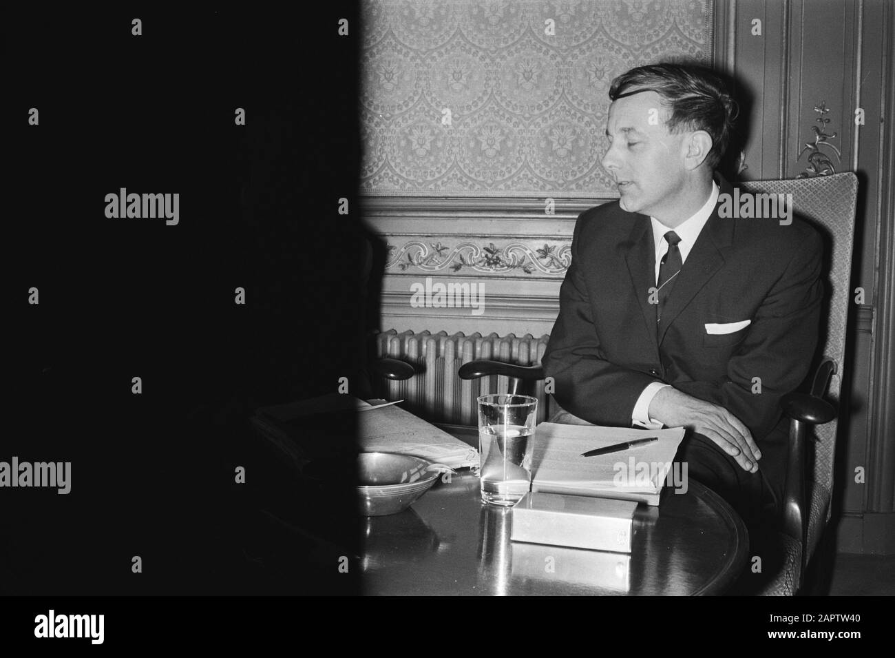 Informateur Prof. Steenkamp riceve i leader di gruppo nella costruzione di Eerst Kamer, The Hague Informateur Steenkamp Data: 17 maggio 1971 Località: L'Aia, Zuid-Holland Parole Chiave: Le formazioni del gabinetto, politici Nome personale: Steenkamp, Piet Foto Stock