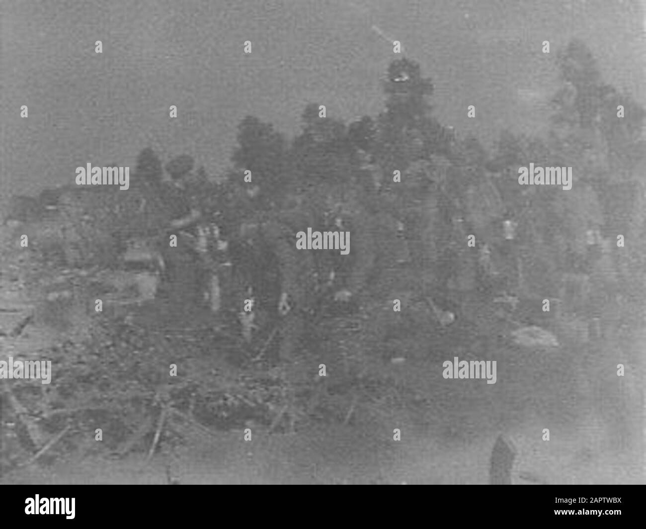 Capitolazione: Armi di spedizione Soest da parte dei tedeschi. Il deposito di armi a Soest, dove i tedeschi devono consegnare le loro armi. Mitragliatrici e nastri di pattern Data: 10 maggio 1945 luogo: Soest, Utrecht (provincia) Parole Chiave: Militare, armi Foto Stock