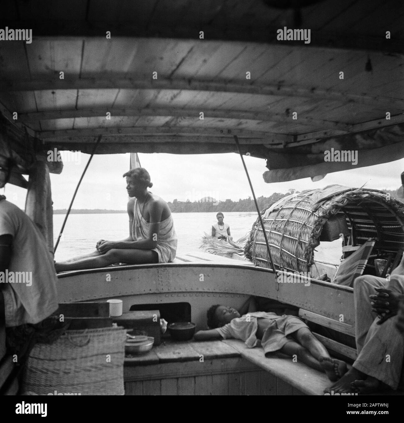 Viaggio in Suriname e Antille Olandesi interno di una nave passeggeri sul Marowijnerivier vicino Albina Data: 1947 posizione: Albina, Marowijne, Suriname Parole Chiave: Popolazione indigena, fiumi, navi Foto Stock