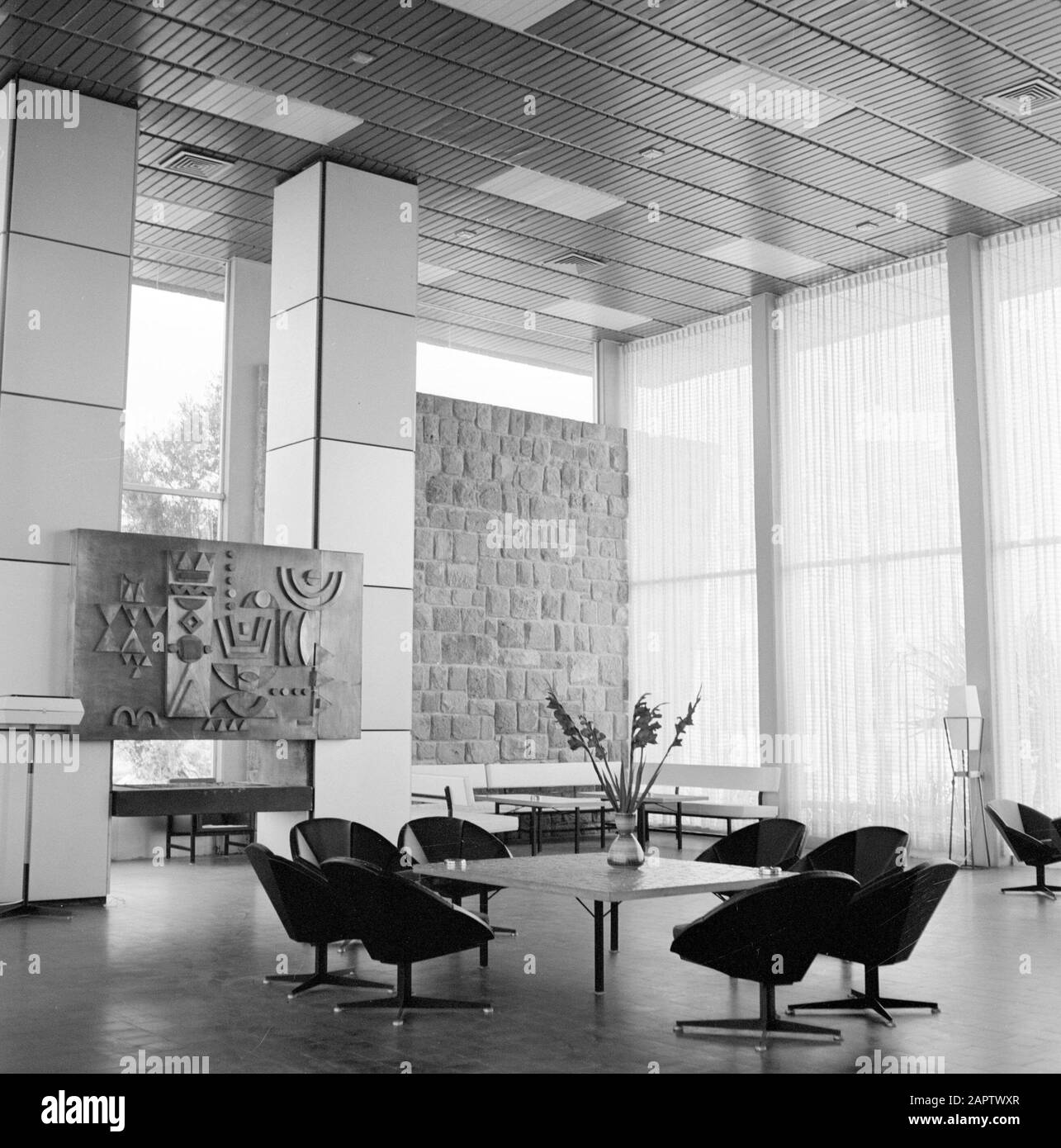 Israele: Kirjat Gat (Kiryat Gat) interno dell'Avia-hotel con opere d'arte e posti a sedere Data: Non data posizione: Israele, Kirjat Gat Foto Stock Israele: Kirjat Gat (Kiryat Gat) interno dell'Avia-hotel con opere d'arte e posti a sedere Data: Non data posizione: Israele, Kirjat Gat Foto Stock
