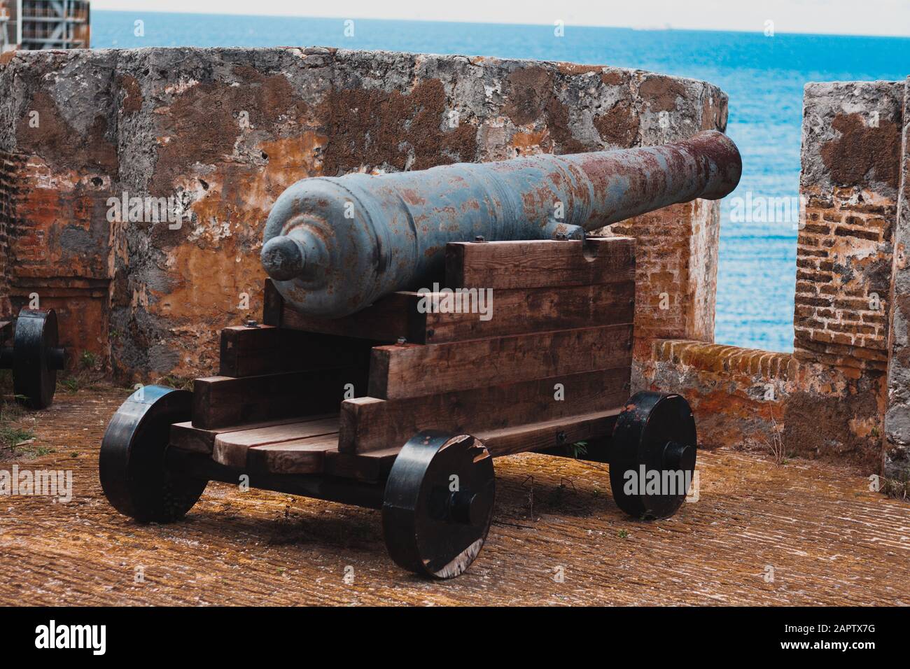 Fort Beekenburg A Curacao. Antichi cannoni d'epoca che arrugginiscono nel forte. Foto Stock