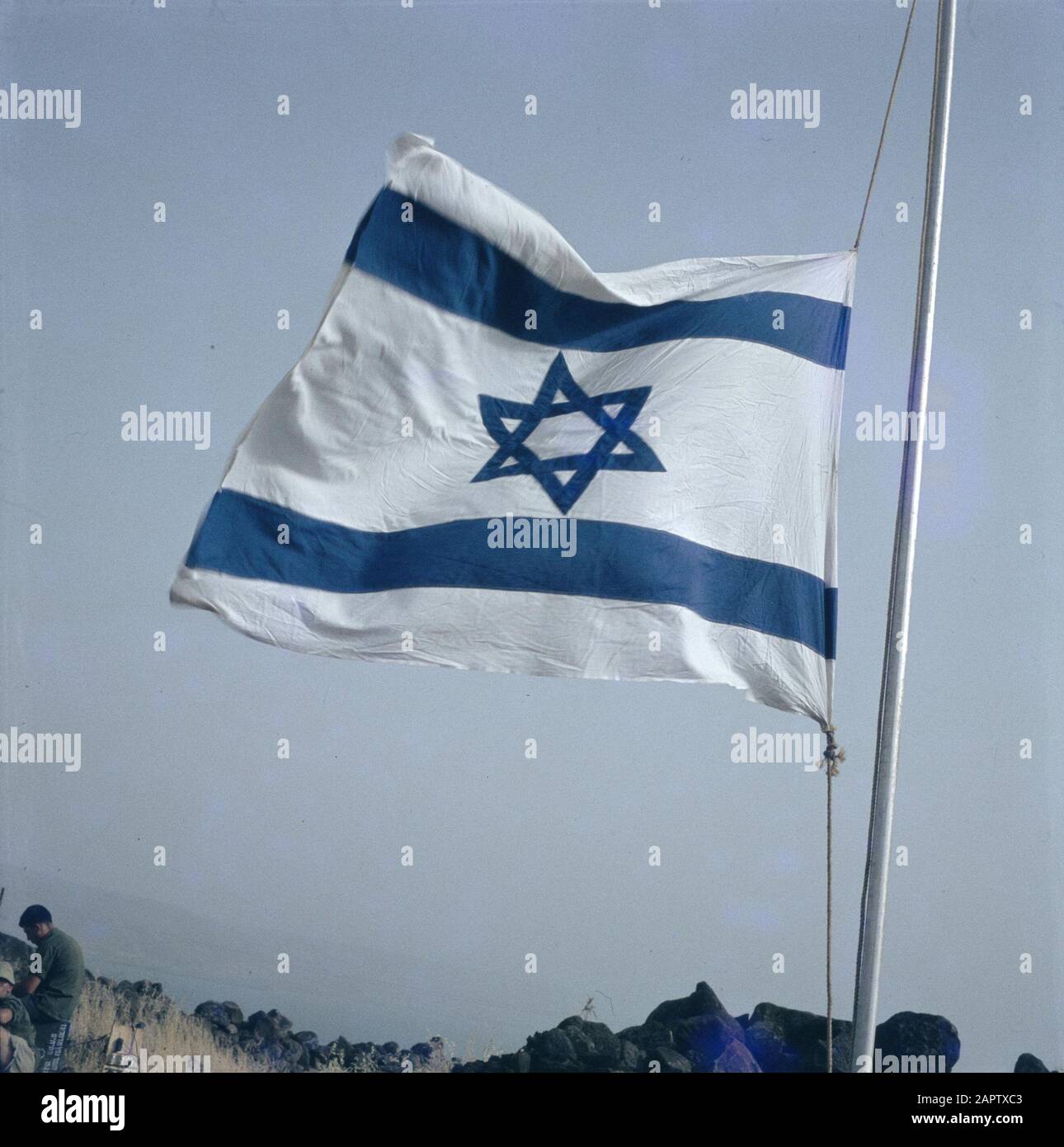 Bandiera israeliana Halfstick Data: 28 Apr 1963 Località: Israele Parole Chiave: Lutto, bandiere Foto Stock