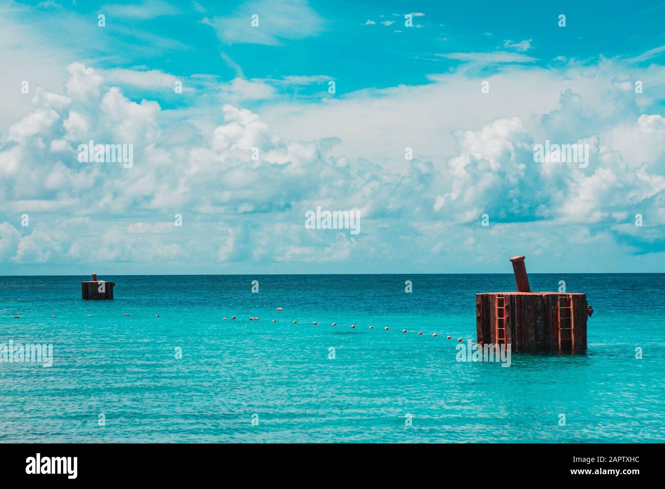 Attracco per imbarcazioni realizzato in cemento nel sommerso nell'oceano. Su una bellissima spiaggia di Curacao. Foto Stock