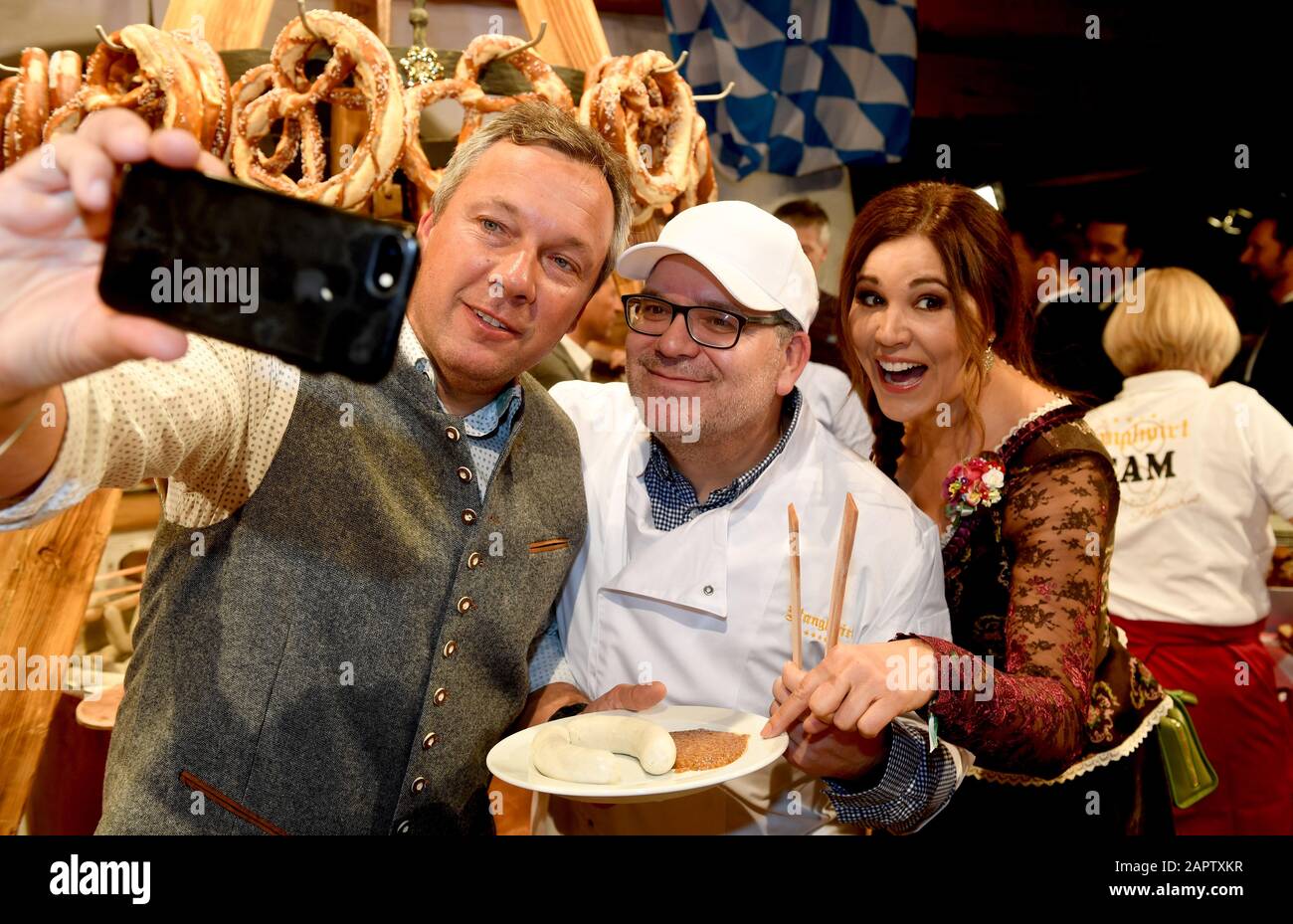 24 gennaio 2020, Austria, Kitzbühel: Sciatore Fritz Strobl (l) fa un selfie con il presentatore Elton (m) e il presentatore Karen Webb (r) al Weißwurstparty presso lo Stanglwirt, un giorno prima della leggendaria gara di Hahnenkamm. Gli eventi che circondano lo Streif sono tra i più importanti eventi di celebrità dell'anno in Austria. Foto: Felix Hörhager/Dpa Foto Stock