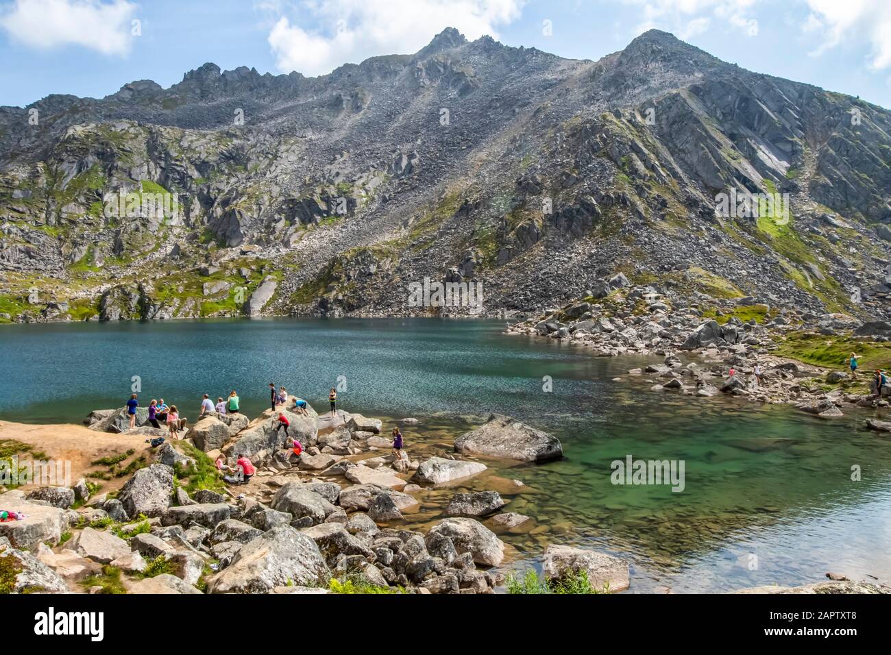 Escursionisti e nuotatori al Gold Cord Lake in estate nella zona Independence Mines di Hatcher Pass vicino a Palmer, Alaska centro-meridionale Foto Stock
