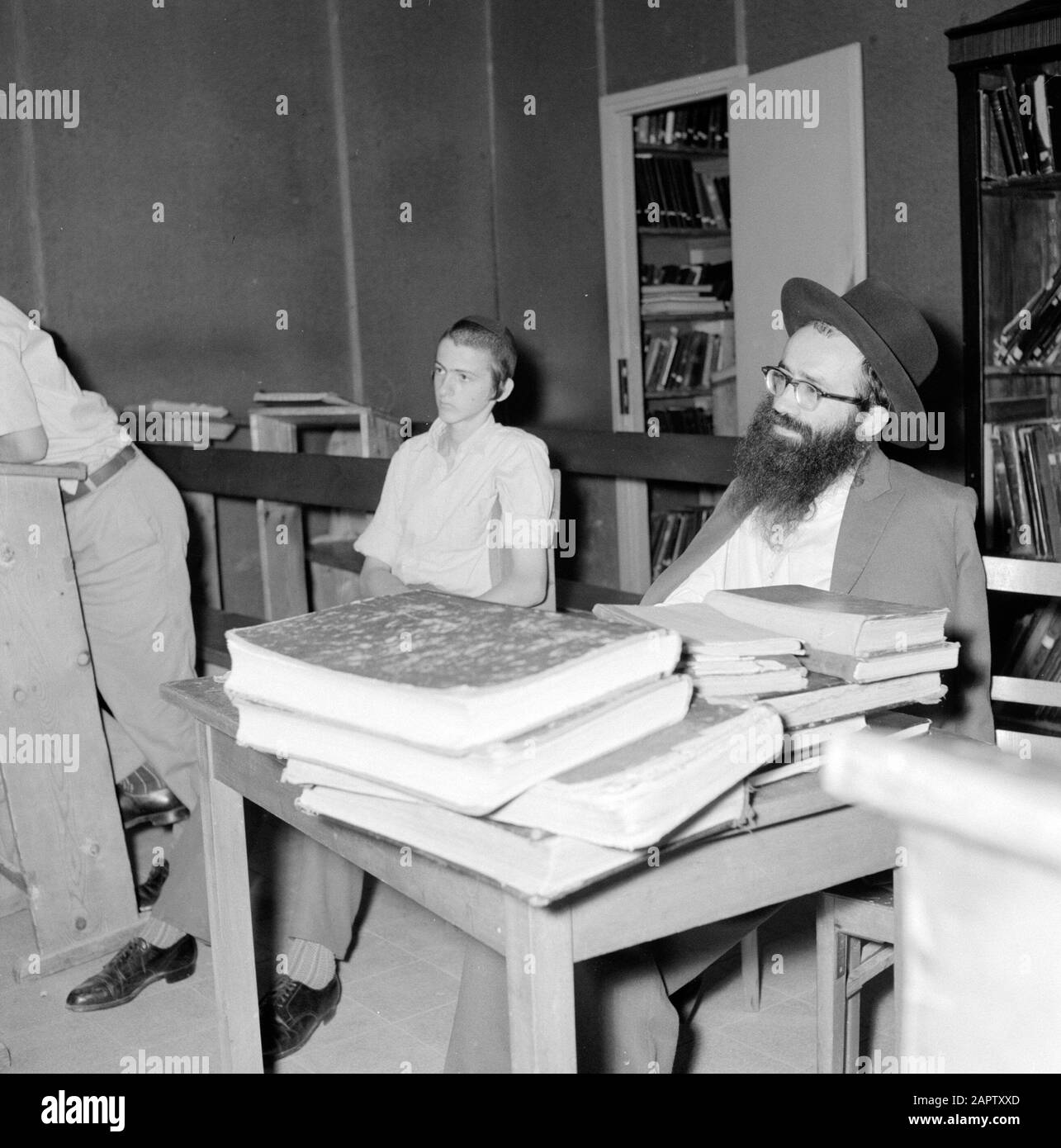 Israele: Kfar Hassidim (Hasidim). Annotazione: Un Yeshiva o Yesjieve (anche scritto non ufficialmente come Yesjiewa o Yesjiewe) è un Talmoedschool appositamente progettato per i ragazzi e gli uomini più giovani che non sono sposati.; Foto Stock