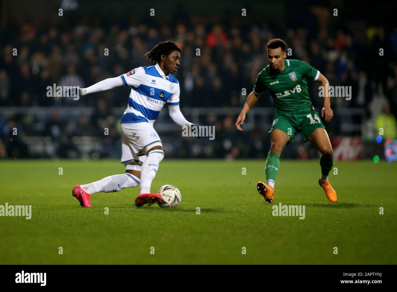 Eberechi Eze of Queens Park Rangers (l) in azione con Jacob Murphy di Sheffield Mercoledì durante la fa Cup Emirates, 4th partita rotonda, Queens Park Rangers / Sheffield Mercoledì al Kiyan Prince Foundation Stadium, Loftus Road a Londra venerdì 24th gennaio 2020. Questa immagine può essere utilizzata solo per scopi editoriali. Solo uso editoriale, licenza richiesta per uso commerciale. Nessun utilizzo nelle scommesse, nei giochi o nelle singole pubblicazioni di club/campionato/giocatore. PIC di Tom Smeeth/Andrew Orchard sports photography/Alamy Live News Foto Stock