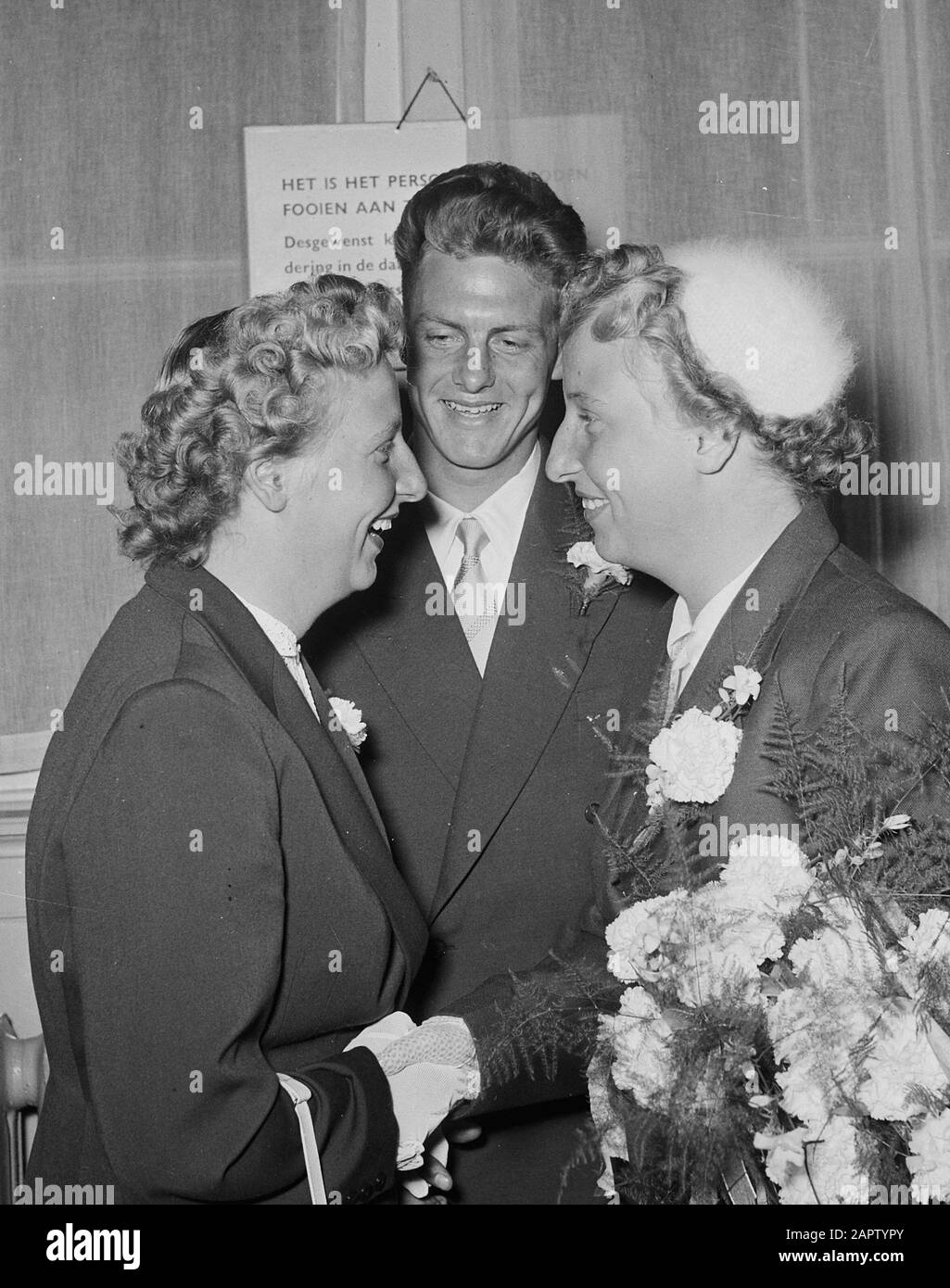 Matrimonio al Municipio di Amsterdam dove il nuotatore Annie de Groot sposa MR. Smits. Sorella gemella Jannie si congratula con sua sorella; Foto Stock