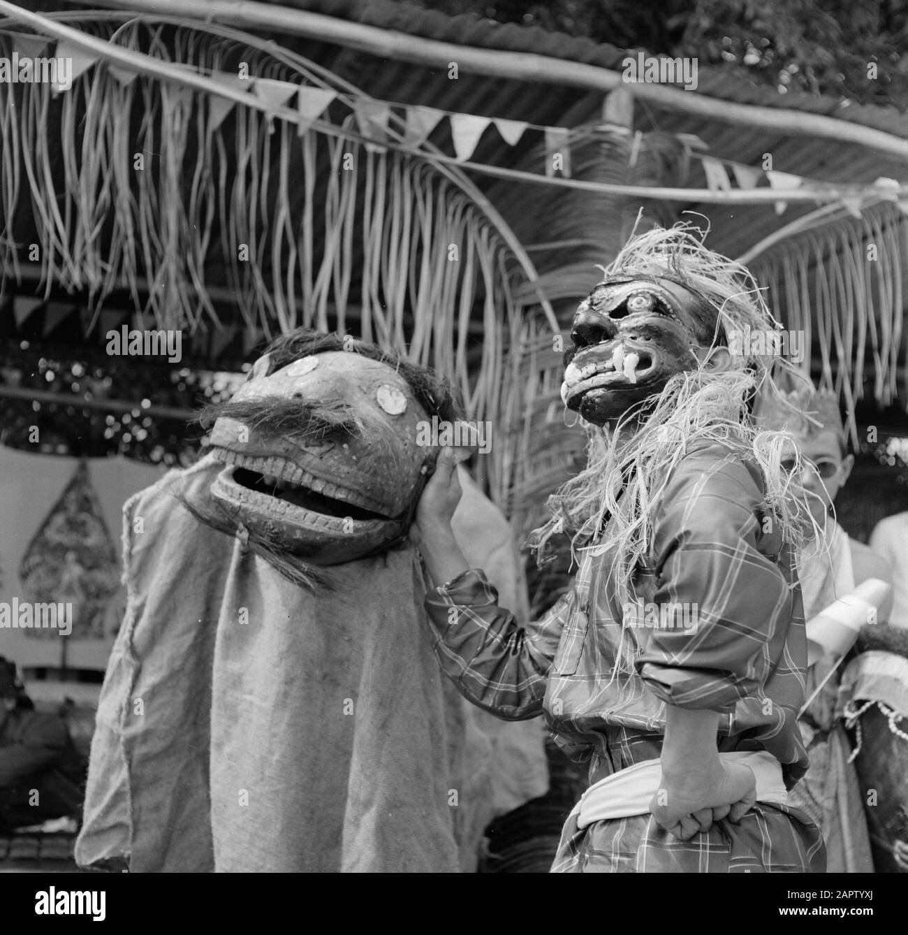 Antille Olandesi e Suriname al momento della visita reale della Regina Juliana e del Principe Bernhard nel 1955 maschere da ballo giavanese alla danza in Lelydorp Data: 3 novembre 1955 posizione: Lelydorp, Suriname Parole Chiave: Danze, nativi, maschere Foto Stock