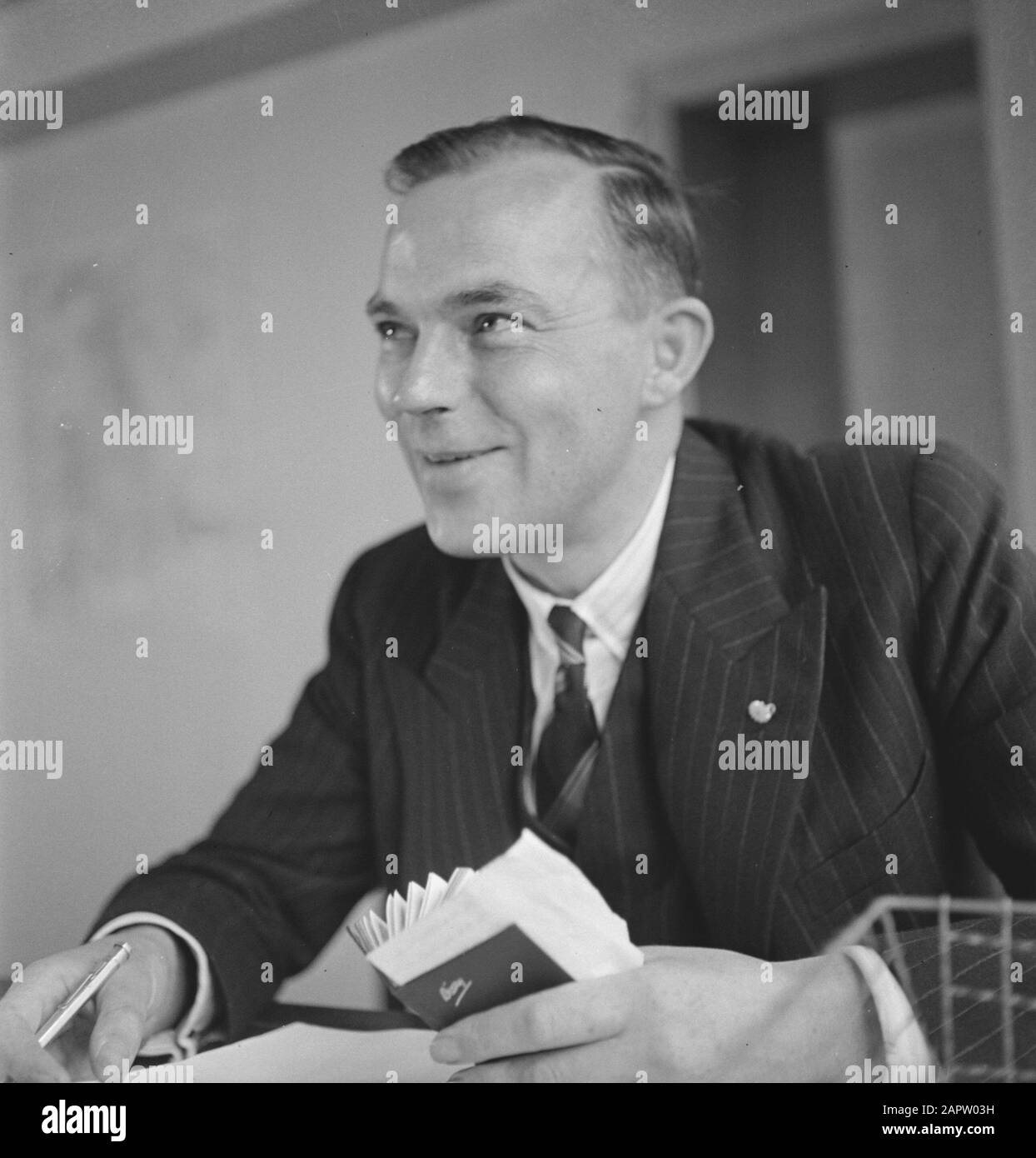 P [Portraits/Persons]/Anfo London Series J.A.W. Citizen, Ministro Degli Interni Annotazione: Ministero Ufficiale Degli Affari Sociali, Londra, 1943. Ministro senza portafoglio, responsabile della politica di ritorno dall'11 agosto 1943 al 31 maggio 1944 Ministro degli interni, dal 31 maggio 1944 al 27 gennaio 1945 Data: {1940-1945} luogo: Gran Bretagna, Londra Parole Chiave: Ministri, ritratti, Seconda guerra mondiale Nome personale: Citizen , Jaap Foto Stock