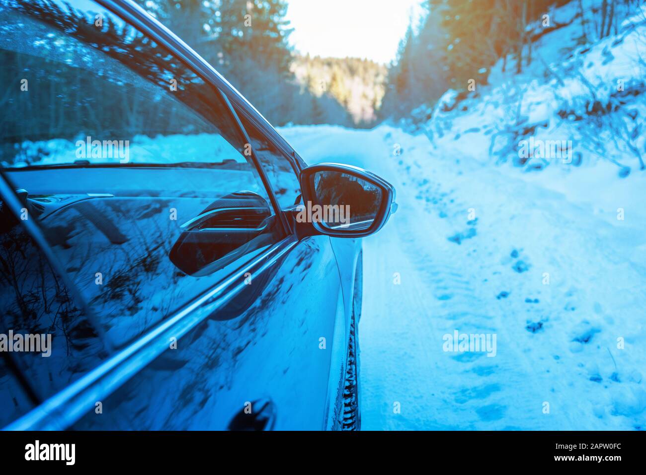 Specchietto retrovisore per auto in movimento. Concetto di viaggio invernale Foto Stock