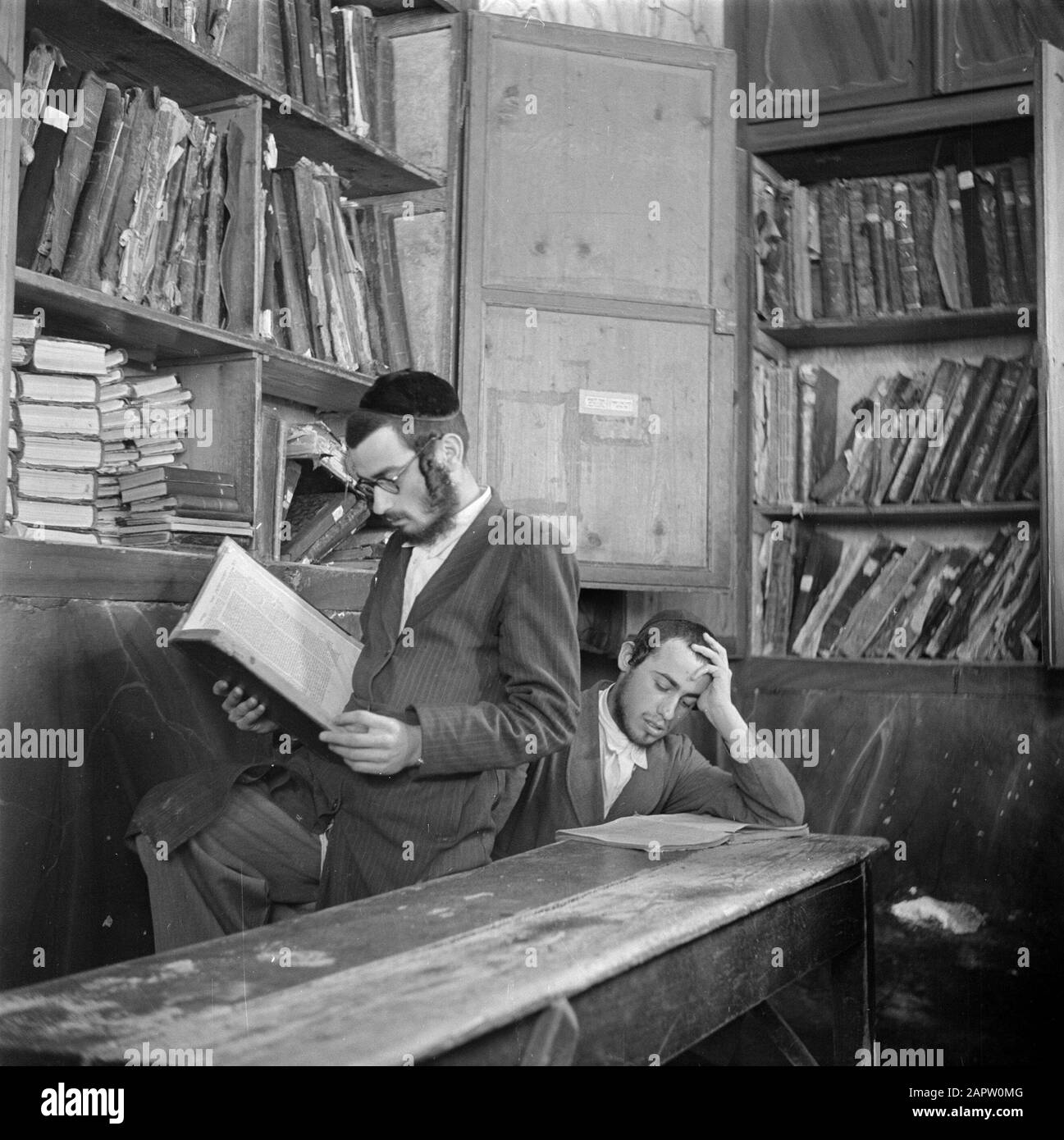Israele 1948-1949: Gerusalemme Gerusalemme. Studenti di un Jeshiwa (un college Talmud) nel distretto Mea Shearim Data: 1948 luogo: Israele, Gerusalemme, Mea Shearim Parole Chiave: Libri, religione ebraica, studenti, talmoedschool, teologia Foto Stock
