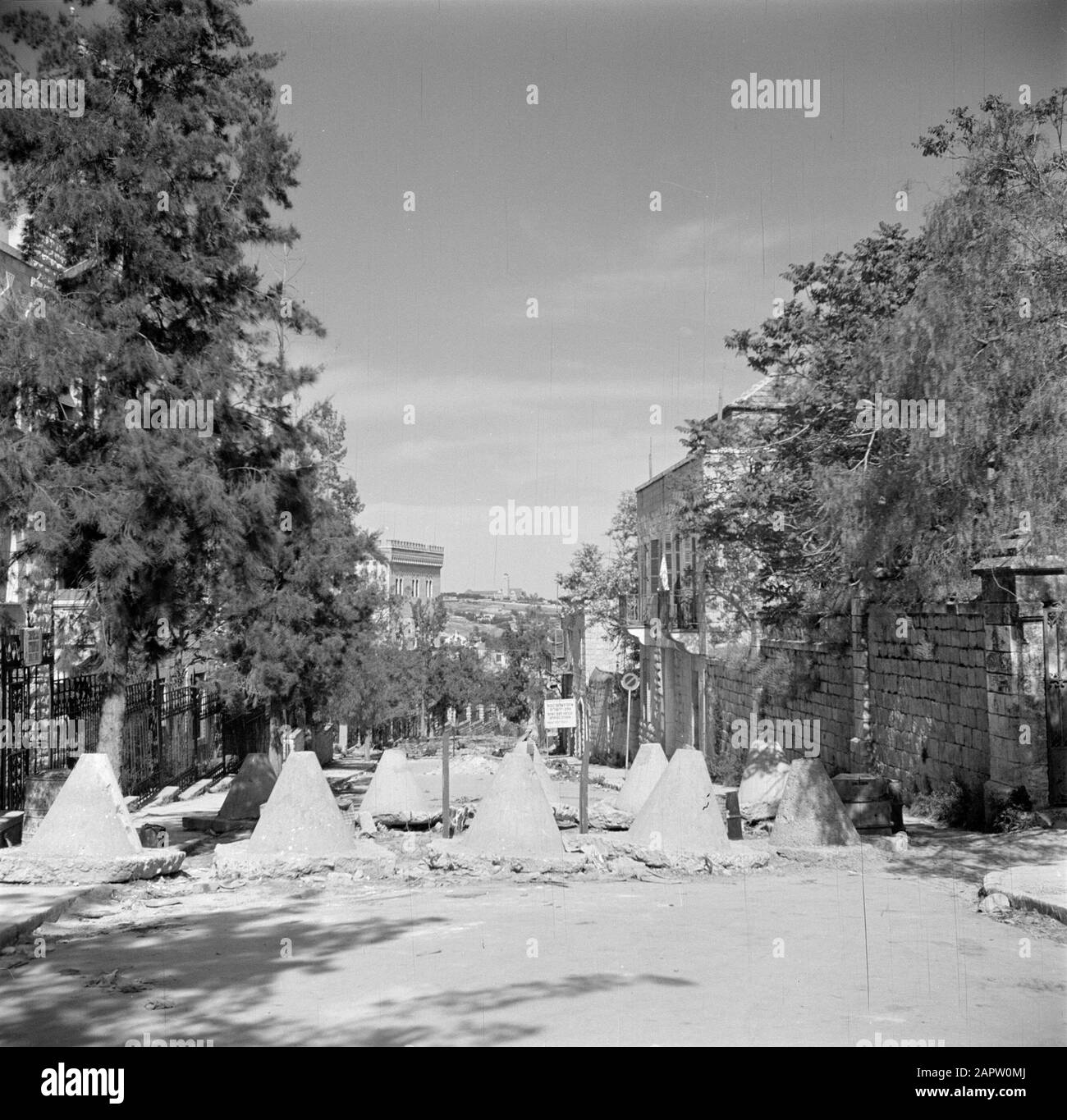 Israele 1948-1949: Gerusalemme Gerusalemme. Road Block in Propheteh Street, al confine tra Giordania e Israele Gerusalemme Annotazione: Dal 1948 al 1967 Gerusalemme è stata divisa in una Gerusalemme ovest israeliana e una Gerusalemme est giordana Data: 1948 posizione: Israele, Gerusalemme, Olive Mountain Parole Chiave: Frontiere, sculture di strada, barriere, strade Foto Stock
