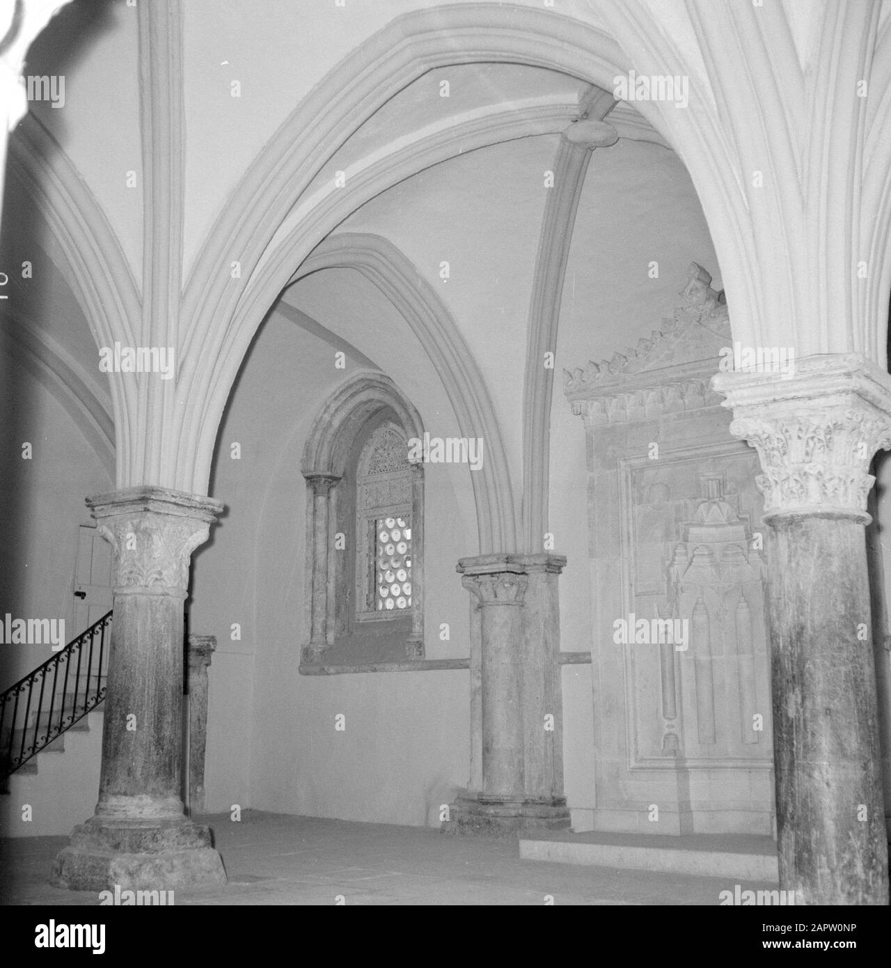 Israele 1964-1965: Gerusalemme (Gerusalemme), chiese e monasteri Gerusalemme, Monte Sion. Interno della Sala dell'ultima cena in stile gotico e con nel muro un mirab dal momento in cui la sala è stata utilizzata come moschea Annotazione: La sala da pranzo (nome latino Coenaculum) è di solito situato al secondo piano. A volte i traduttori cambiano coenaculum come un cenacolo. Questo sembra essere il luogo dove Gesù e i suoi discepoli usarono l'ultima cena prima che Gesù fosse catturato per essere provato. Sia La Sala dell'ultima cena che la Tomba di Davide si trovano nello stesso edificio Data: 1964 luogo: Montagna Sion, Isr Foto Stock