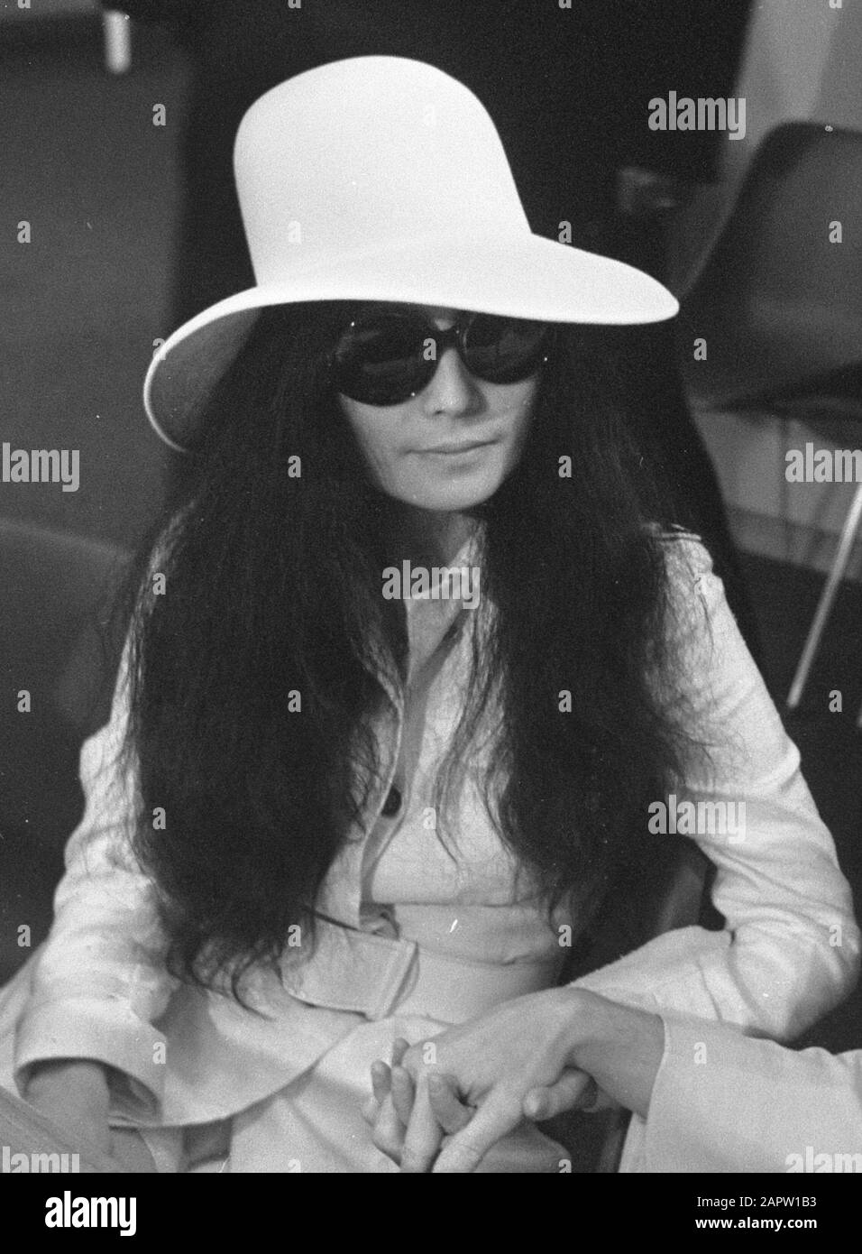 John Lennon e moglie Yoko Ono in partenza da Schiphol a Vienna nella sala partenze Data: 31 marzo 1969 luogo: Noord-Holland, Schiphol Parole Chiave: Coppie, lune di miele, musici, aeroporti, cantanti Nome personale: Lennon, John, Ono, Yoko Foto Stock