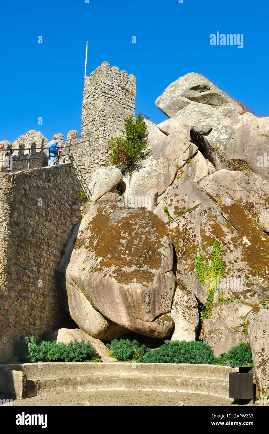 Una vista ravvicinata di parte dei merli del Castello dei Mori, Sintra, Portogallo Foto Stock