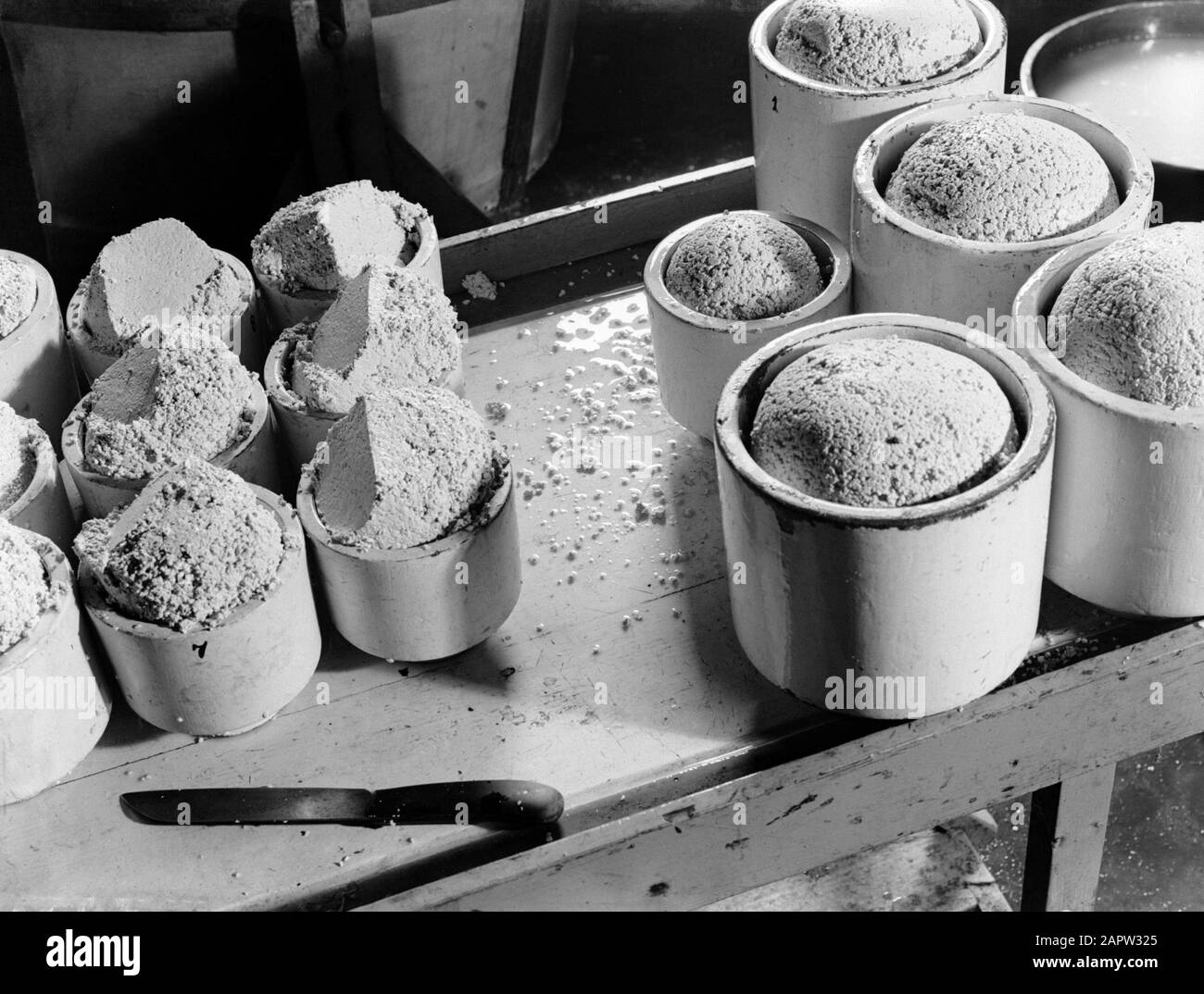 Reportage Farm Cheese Preparation in a Broek in Waterland Data: 1933 luogo: Pantaloni in Waterland Parole Chiave: Formaggio, produzione di formaggio Foto Stock