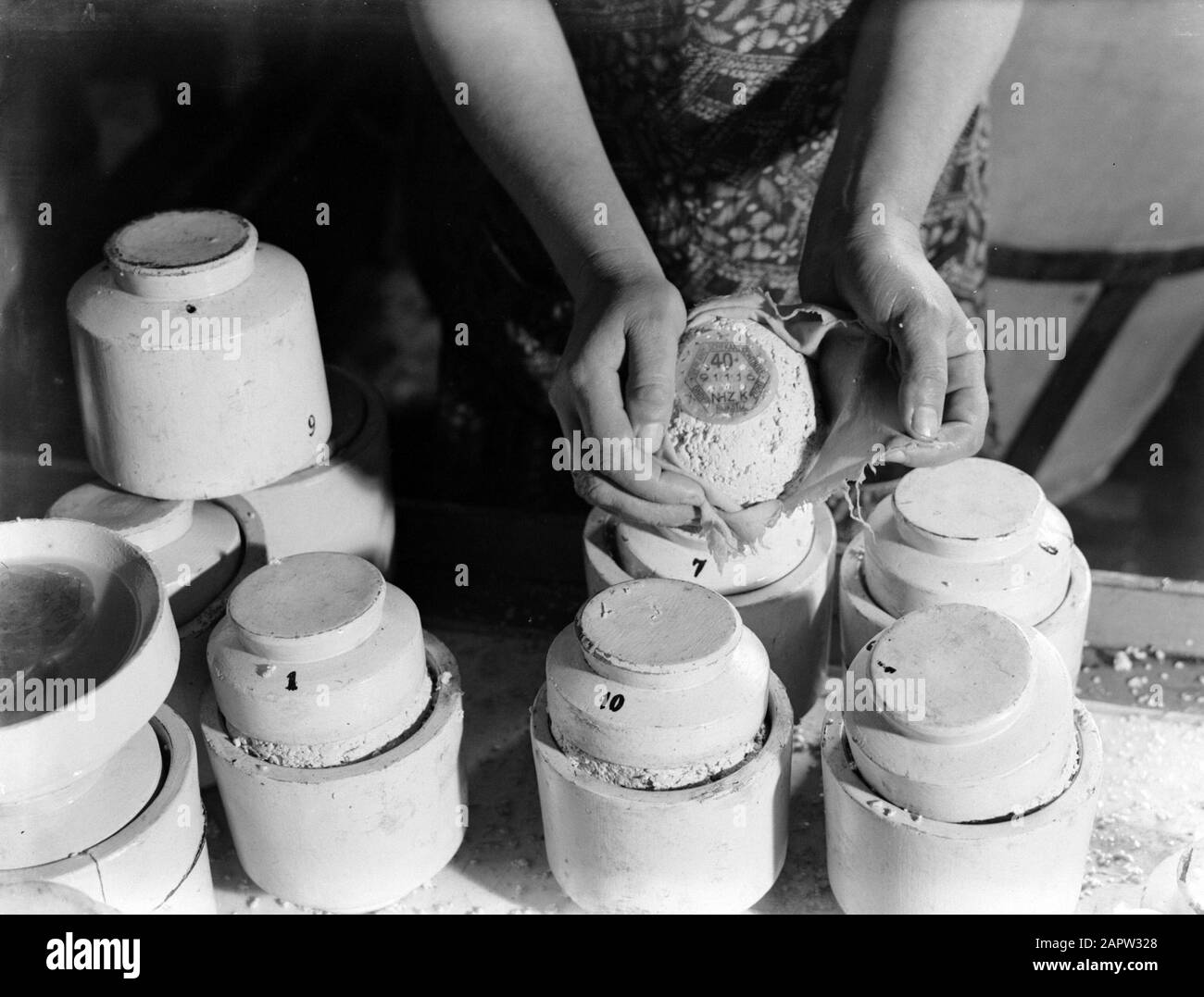 Reportage Farm Cheese Preparation in a Broek in Waterland Data: 1933 luogo: Pantaloni in Waterland Parole Chiave: Formaggio, produzione di formaggio Foto Stock