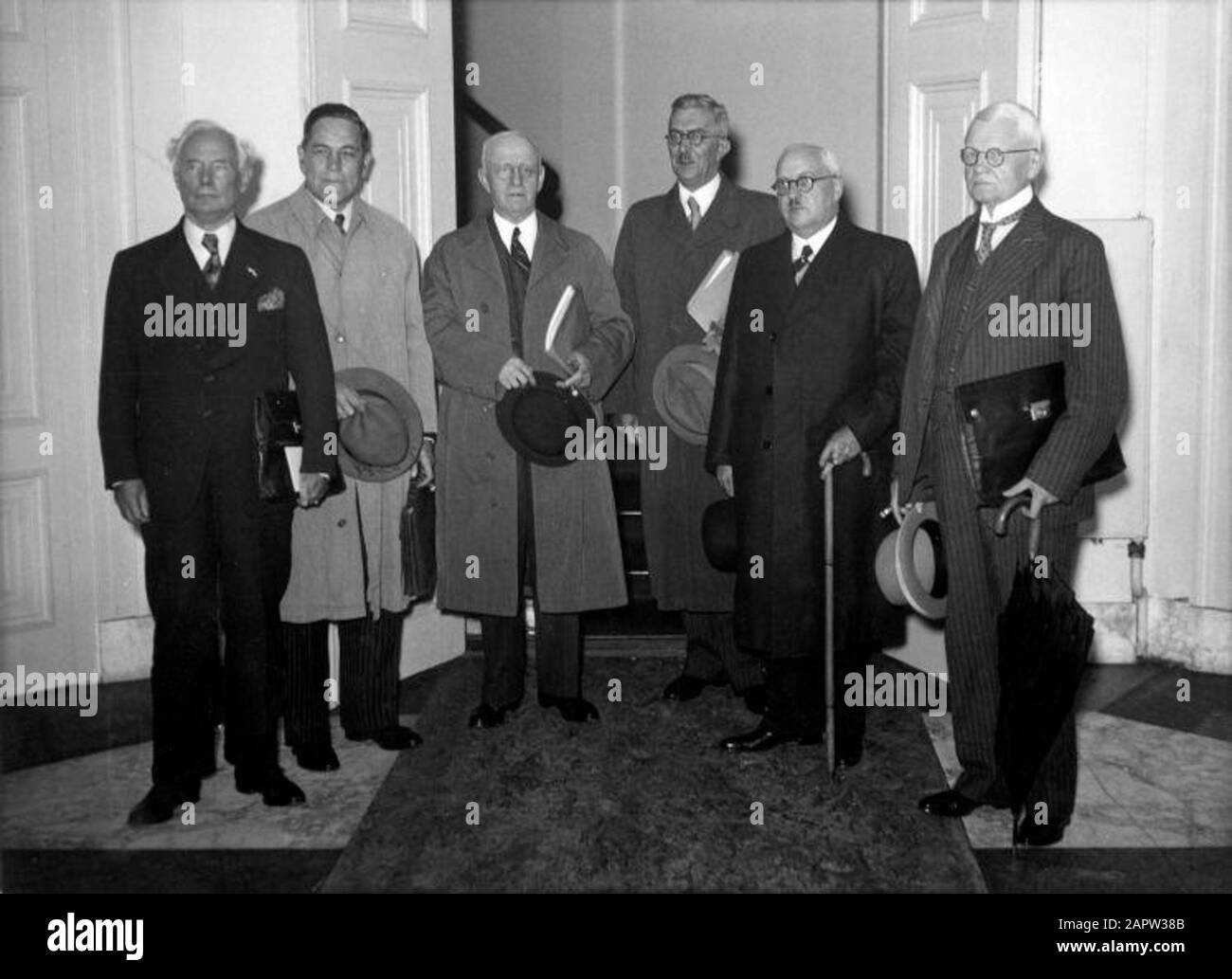 Quinto Gabinetto (Ministero) Colijn. Da sinistra a destra: Damme, Schrieke, Bodenhausen, van Lith de Jeude e Van Dijk. L'Aia, 24 Luglio 1939; Foto Stock