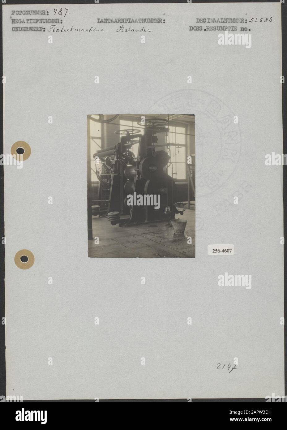 Calander Annotation: Calanders serve a rendere tessuto stracci morbido e meno ruvido Data: Parole Chiave dense: Calandri, macchine, industria tessile Foto Stock