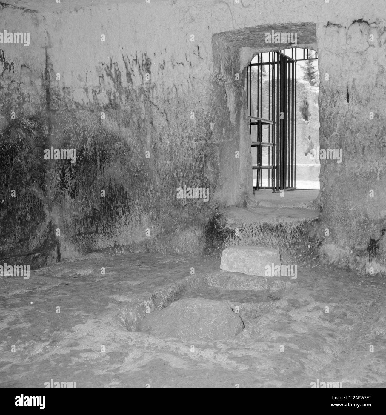 Israele 1964-1965: Gerusalemme (Gerusalemme), Sinedrin (Corte Ebraica) Sala dietro cancello in uno scavo del Sinedrio (Corte Ebraica) Annotazione: Il Sinedrio, la corte Ebraica, ha funzionato dal IV secolo a.C. al V secolo d.C. Per il Sinedrio è stato costruito un edificio di 2000 mq e 25 camere. Si ritiene inoltre che l'edificio fosse un palazzo di Erode Antipas, figlio di Erode la Grande Data: 1964 posizione: Israele, Gerusalemme Parole Chiave: Camere, scavi, porte Foto Stock