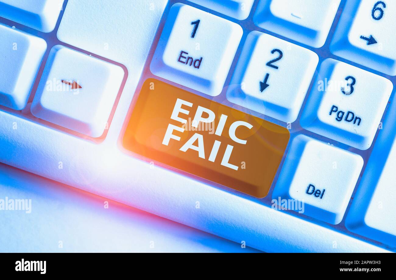 La scrittura della nota mostra Epic Fail. Il concetto di business per una spettacolare errore imbarazzante situazione umiliante White tastiera PC con nota abov carta Foto Stock