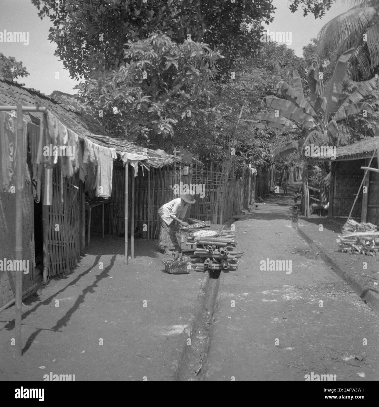 Viaggio in Indonesia Kampong su Java Annotazione: Pubblicato nel libro 'Guys of the Deed' con la didascalia: Ma tutto il tempo torna alla vita Data: 1946 luogo: Indonesia, Indonesia, Java, Indie olandesi Parole Chiave: Case, Kampong Foto Stock