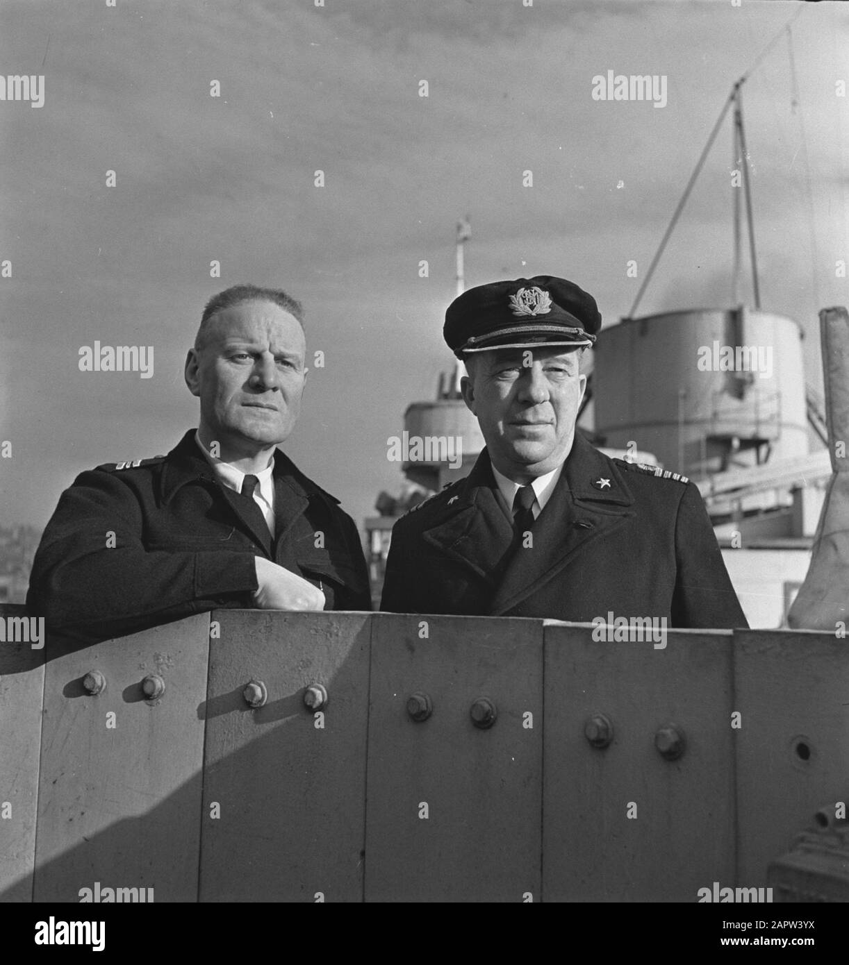 Mn [Merchant Navy]/Anefo London Series [Capitano e primo compagno? Di una nave olandese passeggeri da qualche parte in Inghilterra] Annotazione: Il capitano indossa lo stemma della compagnia di navigazione SMN. Probabilmente SS Johan van Oldenbarnevelt Data: 1944 posizione: Gran Bretagna Parole Chiave: Equipaggio, flotte mercantili, marina, navi, seconda guerra mondiale Foto Stock