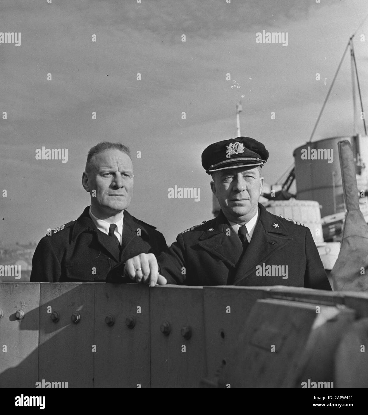 Mn [Merchant Navy]/Anefo London Series [Capitano e primo compagno? Di una nave olandese passeggeri da qualche parte in Inghilterra] Annotazione: Il capitano indossa lo stemma della compagnia di navigazione SMN. Probabilmente SS Johan van Oldenbarnevelt Data: 1944 posizione: Gran Bretagna Parole Chiave: Equipaggio, flotte mercantili, marina, navi, seconda guerra mondiale Foto Stock