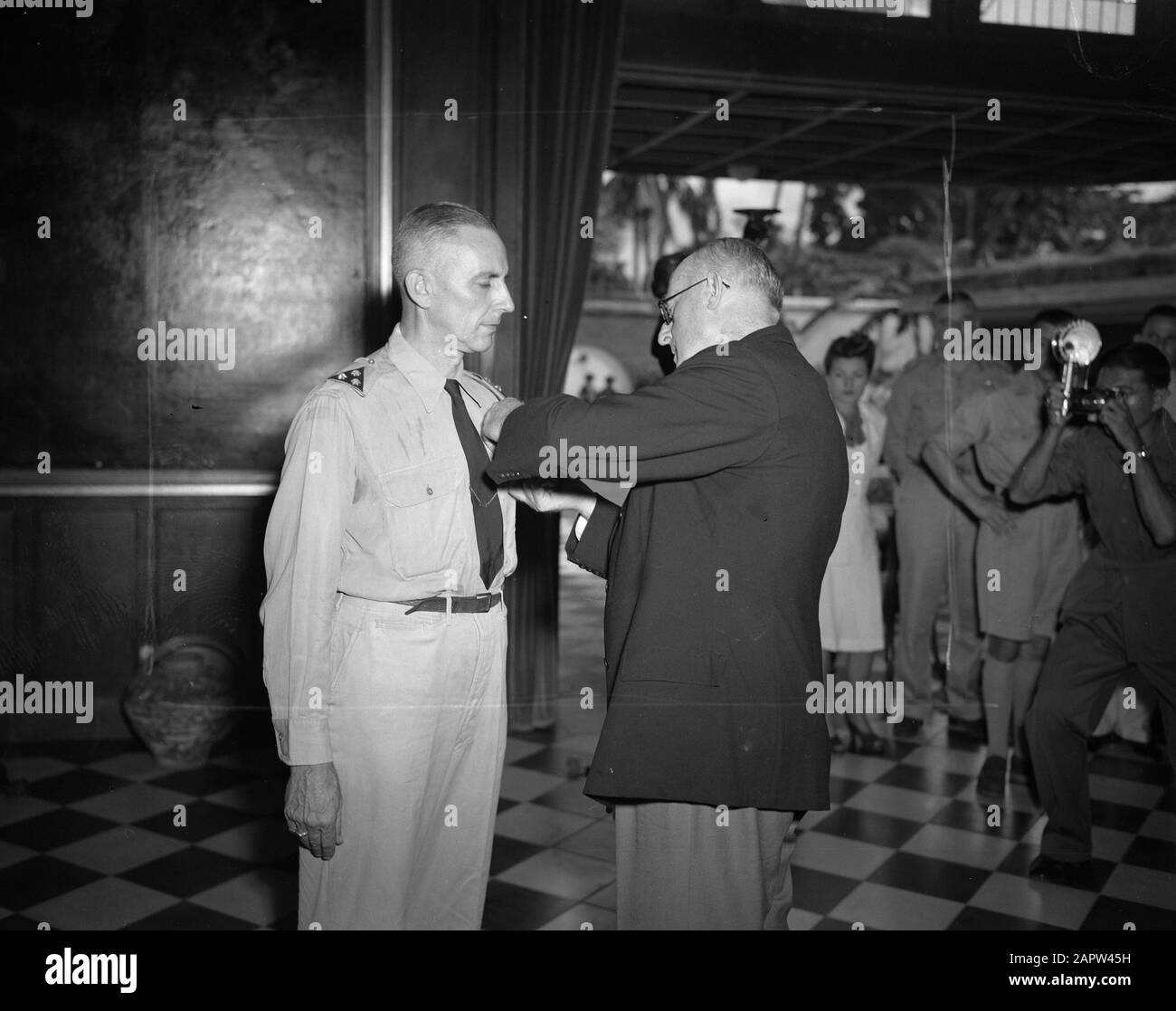 Capitano W.D. Neervoort viene insignito della Medaglia della libertà. Il console-generale americano Walter C. Foote gli gira le decorazioni su Annotazione: Posizione: Casa dell'ufficiale di collegamento americano della Marina McCullum Data: 13 febbraio 1947 Ubicazione: Indonesia, Indie orientali olandesi Foto Stock