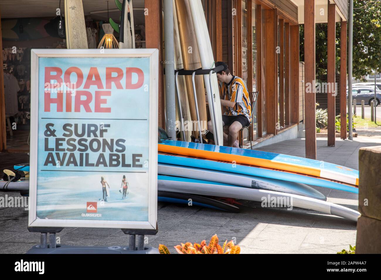 Byron Bay Australia, lezioni di surf e noleggio tavole da surf disponibili in questo negozio in jonson Street Foto Stock