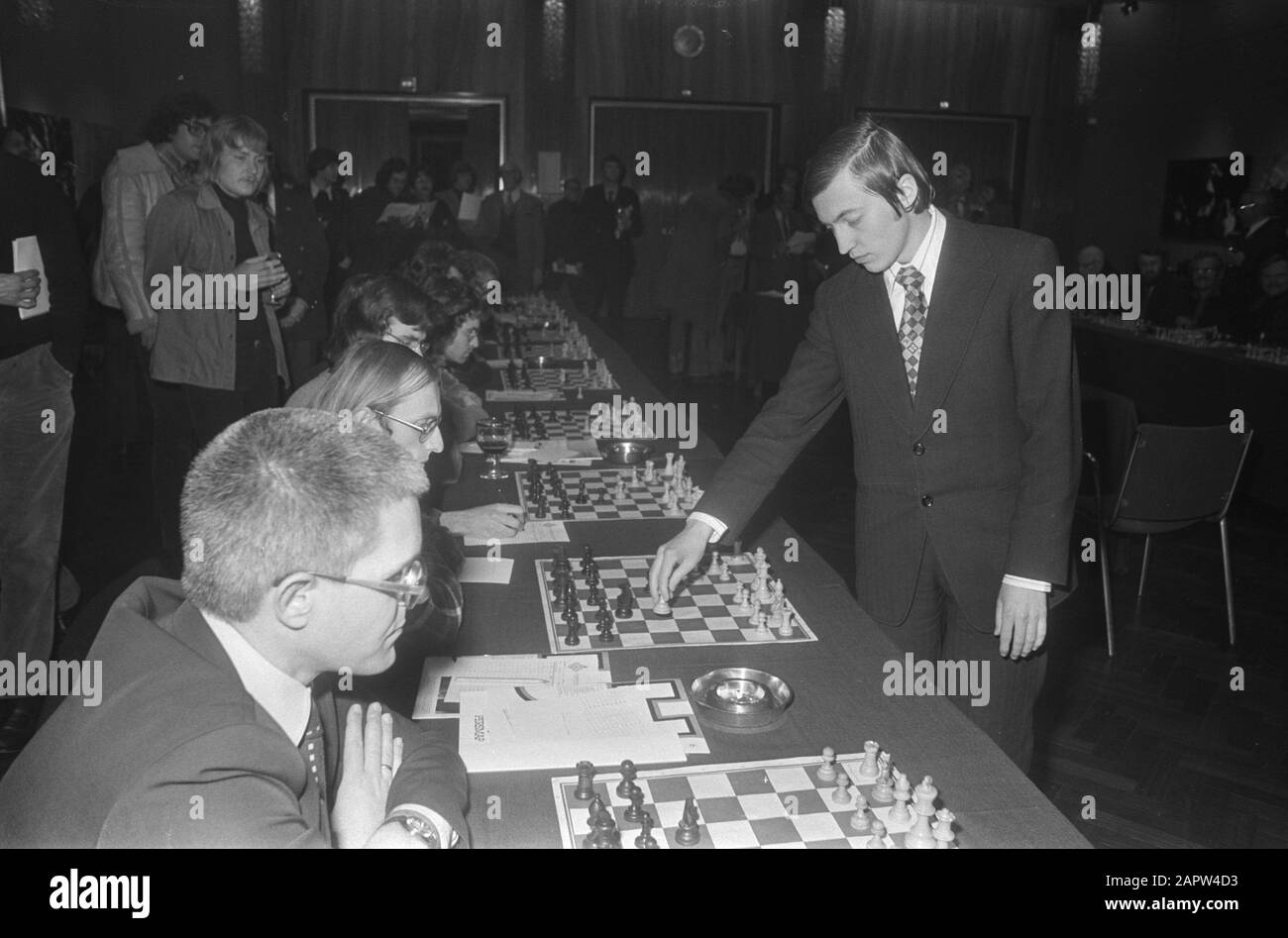 Karpov gioca simultaneamente a Krasnapolsky, Amsterdam; karpov durante la sua partita simultanea Data: 17 Febbraio 1976 Località: Amsterdam, Noord-Holland Parole Chiave: Chess Nome personale: Karpov, Anatoli Foto Stock