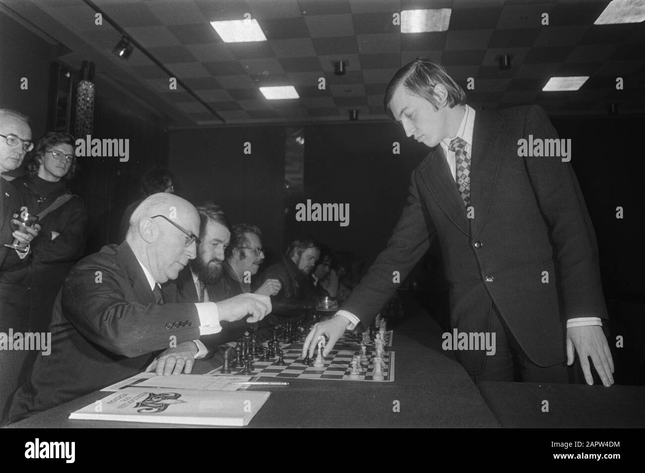 Karpov gioca simultaneamente a Krasnapolsky, Amsterdam; Karpov in azione contro il sindaco Samkalden Data: 17 Febbraio 1976 luogo: Amsterdam, Noord-Holland Parole Chiave: Sindaci, scacchi Nome personale: Karpov, Anatoli Foto Stock