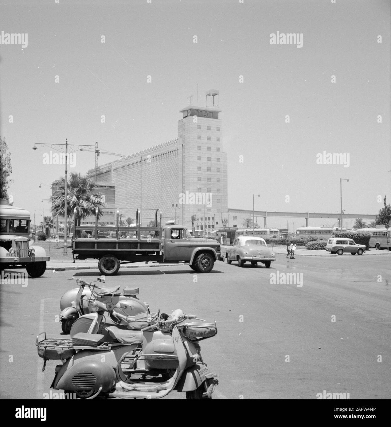 Israele 1964-1965: Haifa, silo di grano Edificio Caratteristico; 'silo di grano di agon' Annotazione: In primo piano automobili e ciclomotori parcheggiati sulla strada Data: 1964 Località: Haifa, Israele Parole Chiave: Automobili, ciclomotori, silos, pedoni, strade Foto Stock