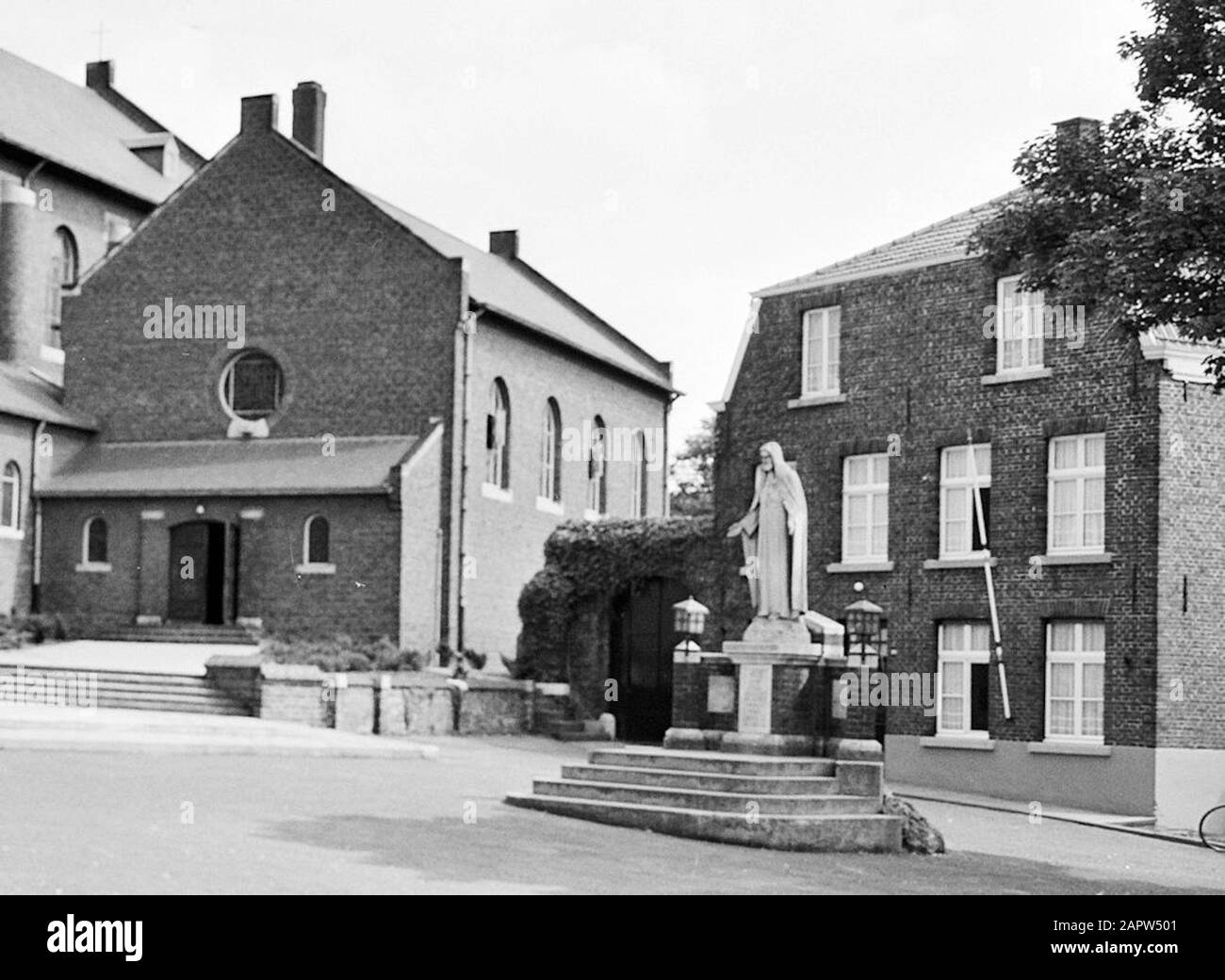 Chiesa di San Pietro a Baarlo, con la statua del Sacro Cuore nella piazza vicino alla chiesa. Data: Agosto 1958 Luogo: Baarlo Parole Chiave: Chiese, Piazze, Statue Nome Personale: H Heart Image Institution Name: Roman Catholic Church Foto Stock