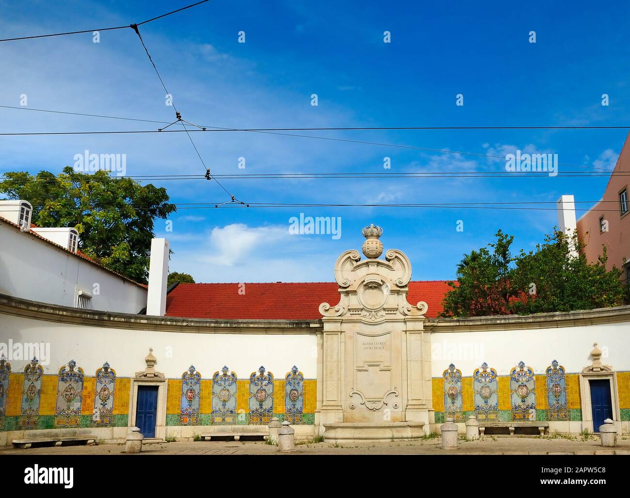 Ornato, fuori uso, fontana d'acqua vicino a Belem, Portogallo, situato in una piazza decorativa semicircolare con piastrelle tradizionali portoghesi Foto Stock