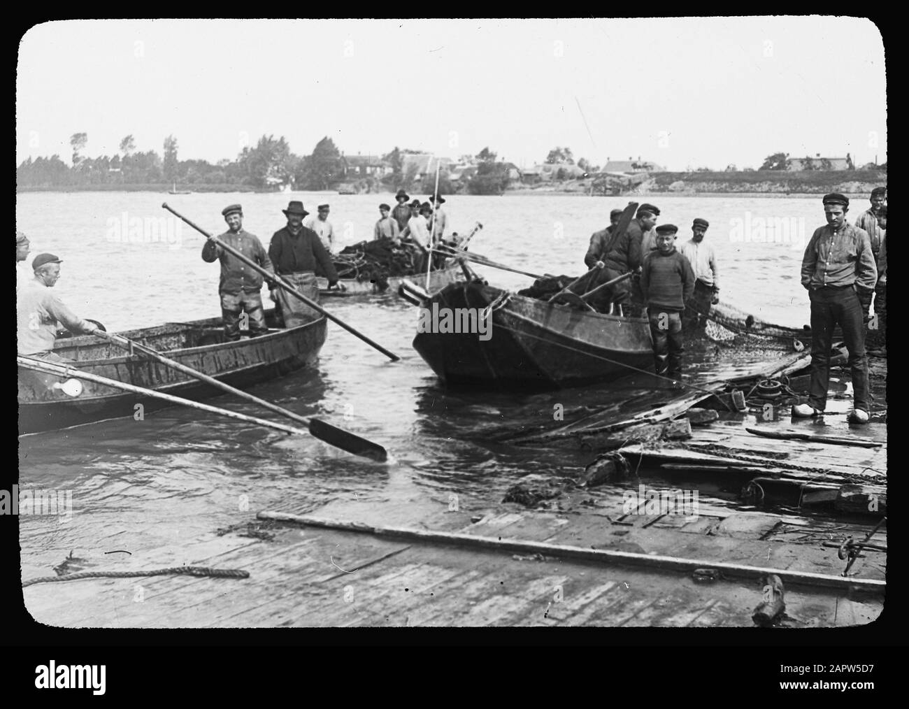 Pescatori di fiume Data: Parole Chiave dense: Pesca d'acqua dolce Foto Stock Pescatori di fiume Data: Parole Chiave dense: Pesca d'acqua dolce Foto Stock